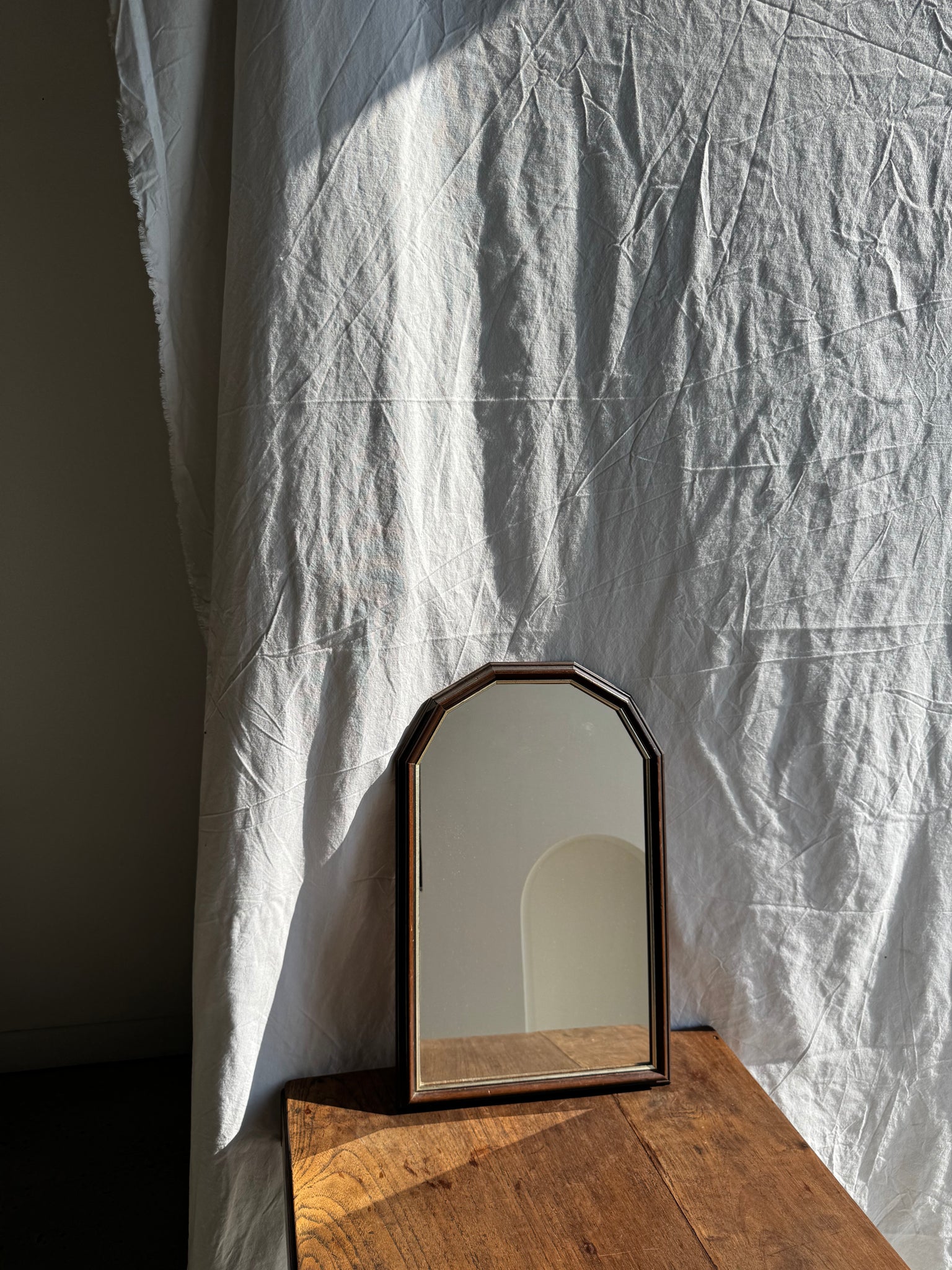 Petit miroir arrondi, cadre en bois, encadrement doré H49,5