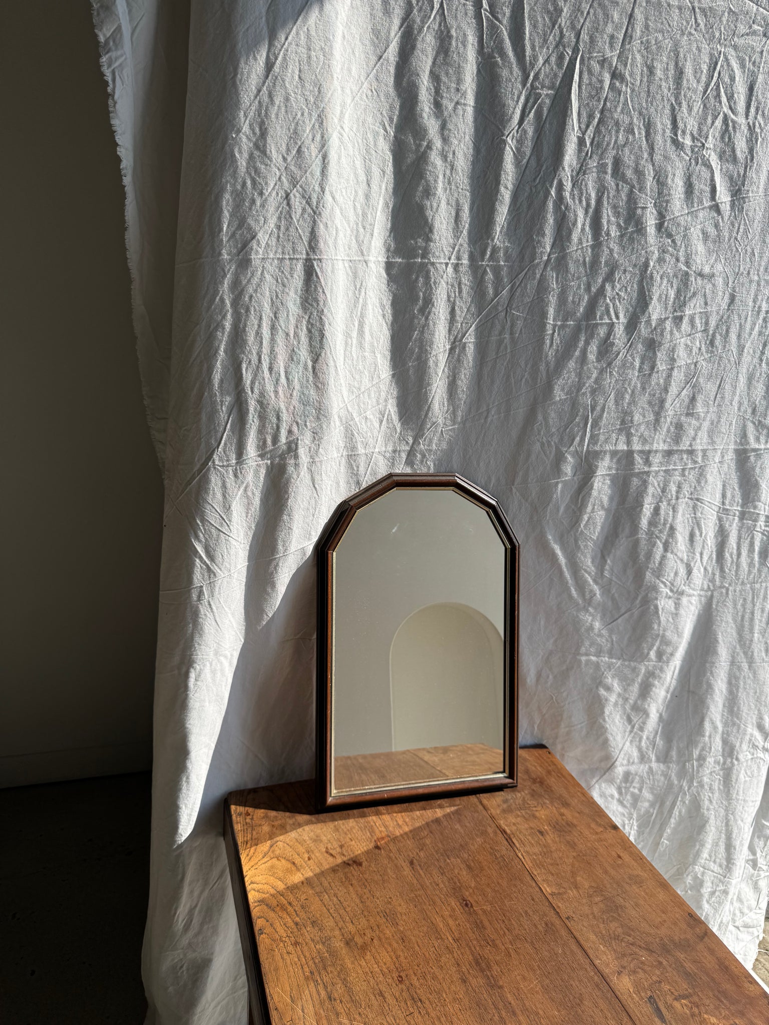 Petit miroir arrondi, cadre en bois, encadrement doré H49,5