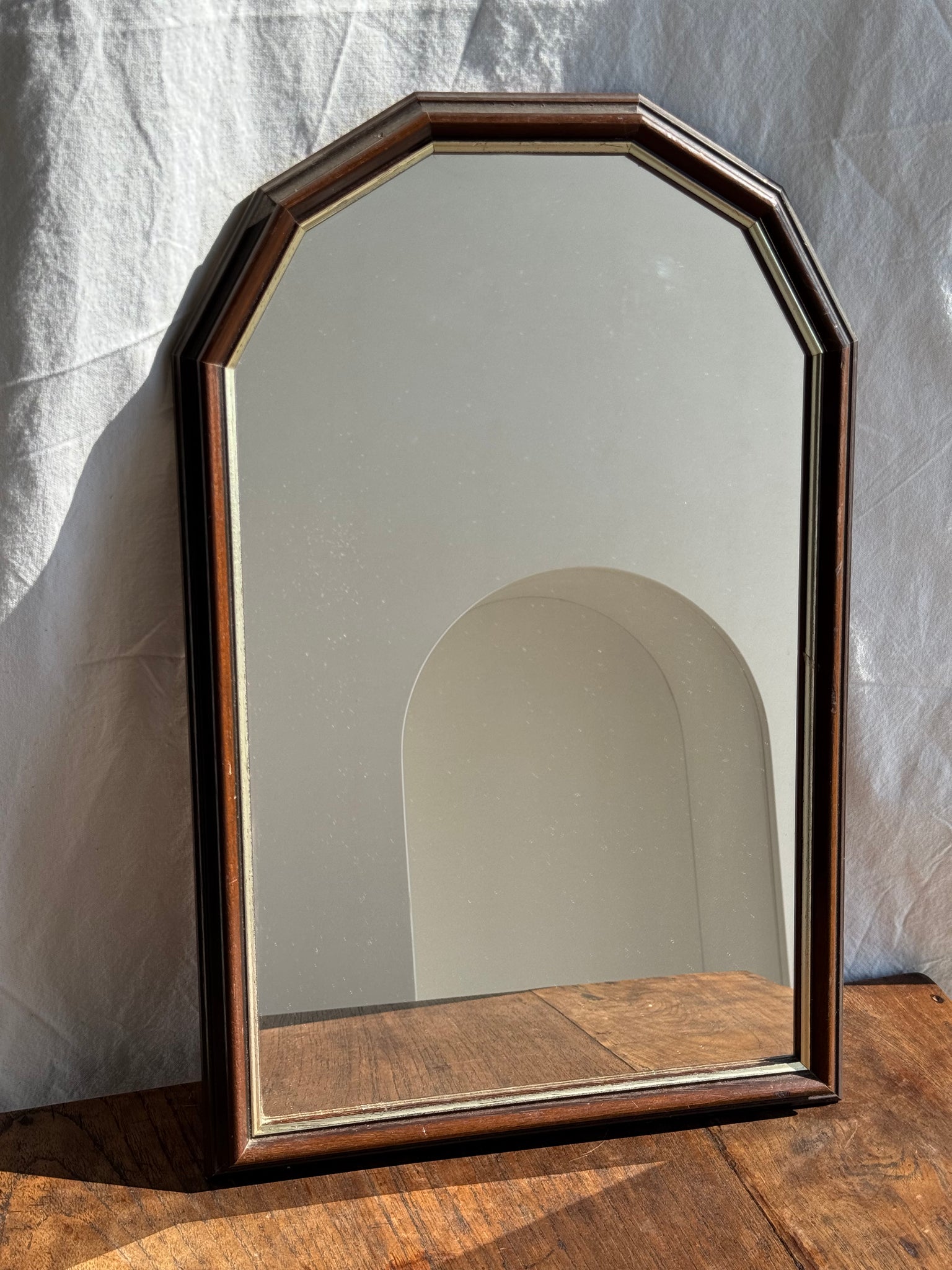 Petit miroir arrondi, cadre en bois, encadrement doré H49,5
