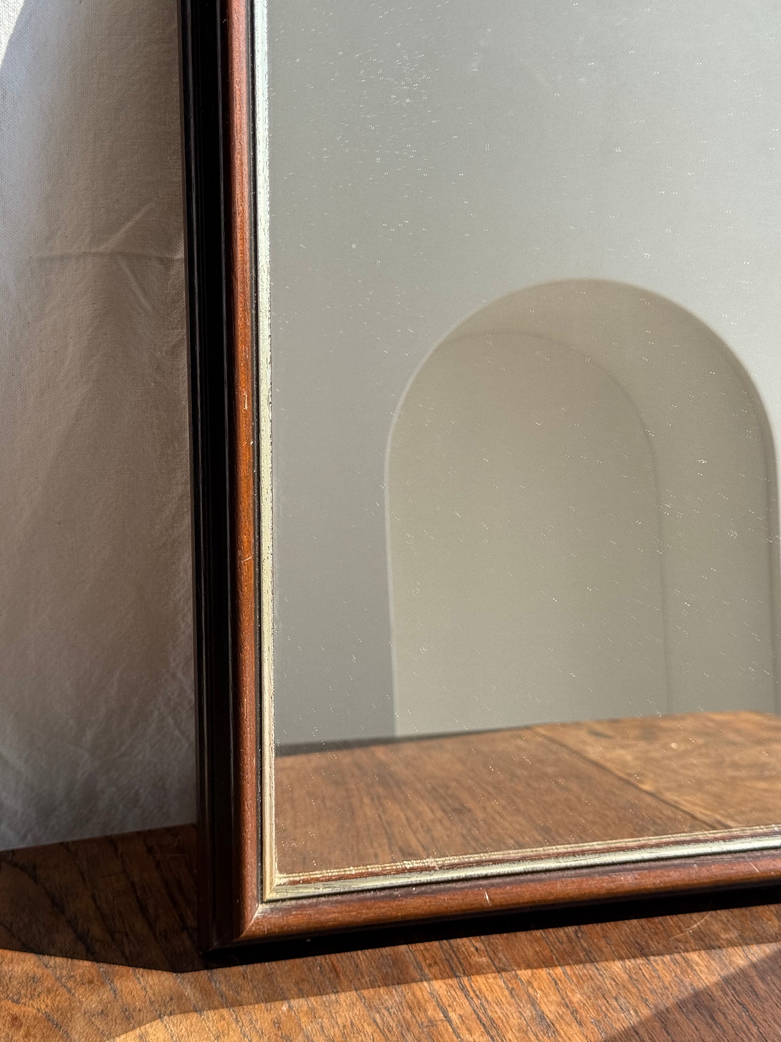 Petit miroir arrondi, cadre en bois, encadrement doré H49,5