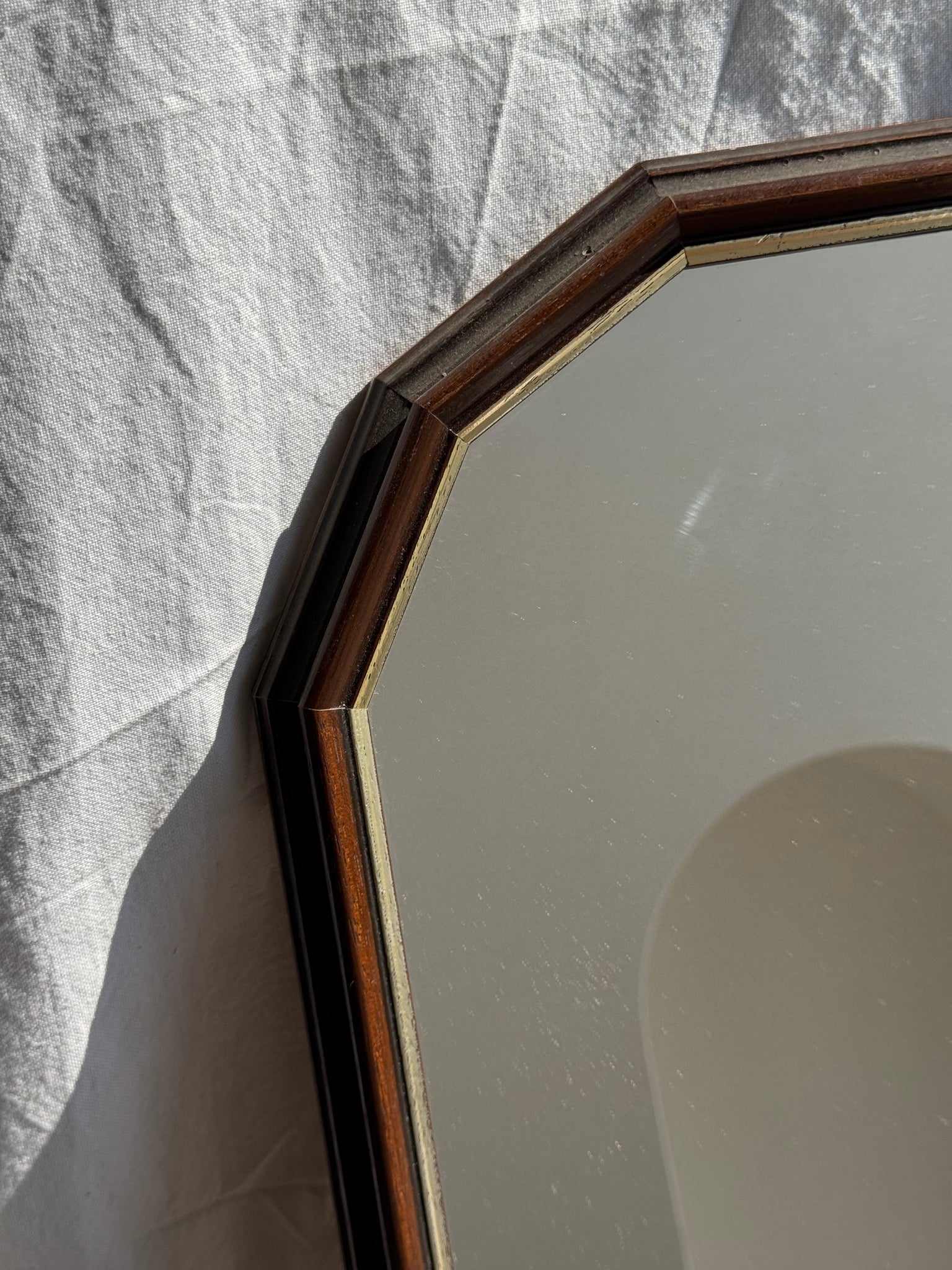 Petit miroir arrondi, cadre en bois, encadrement doré H49,5