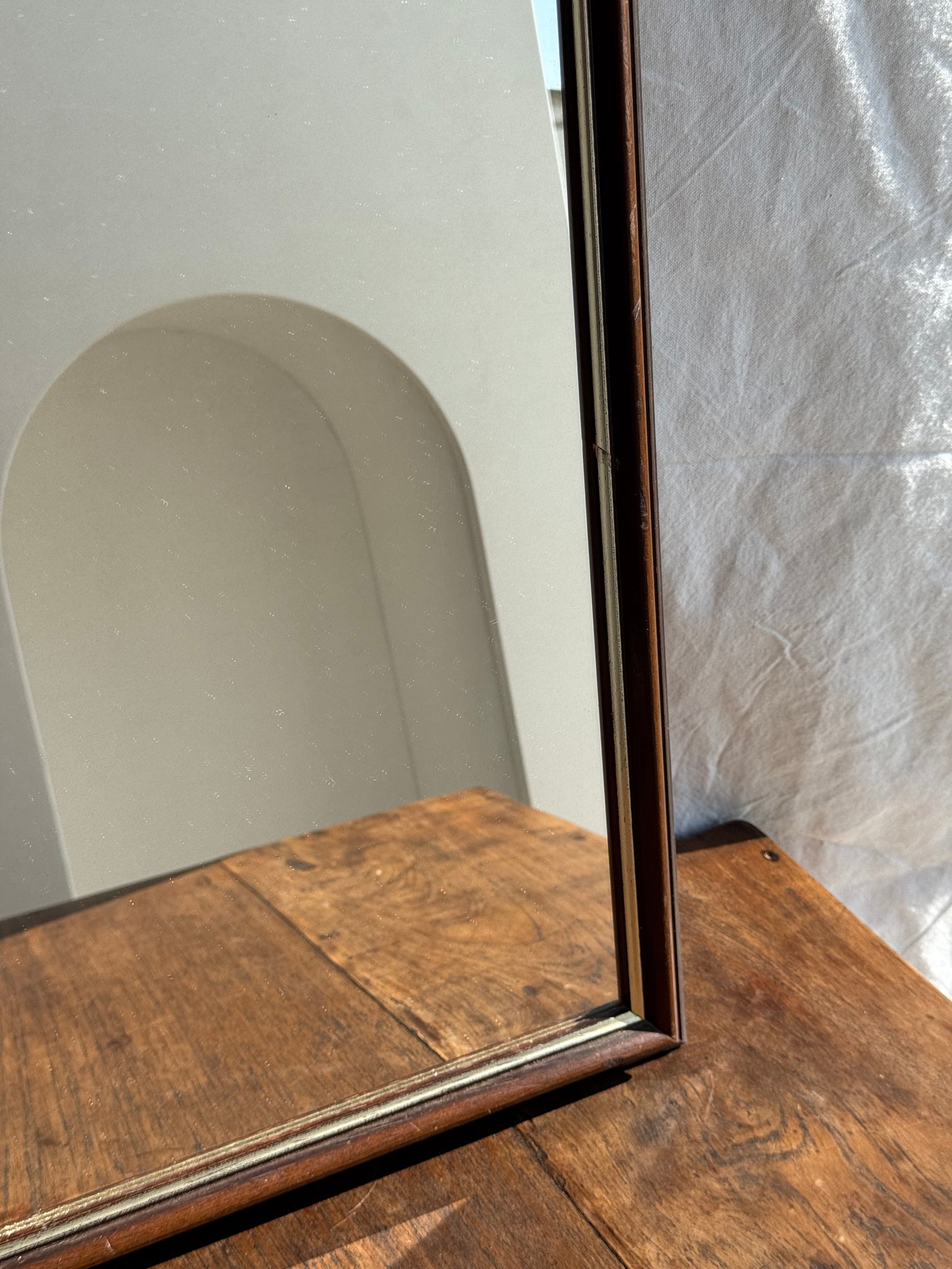 Petit miroir arrondi, cadre en bois, encadrement doré H49,5