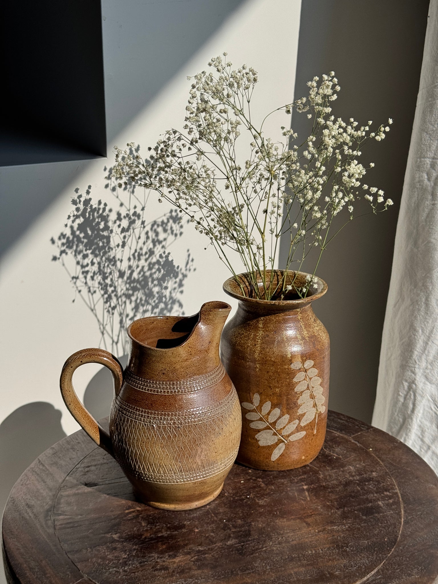 Carafe en grès du Berry beige à frises et motifs géométriques quadrillés