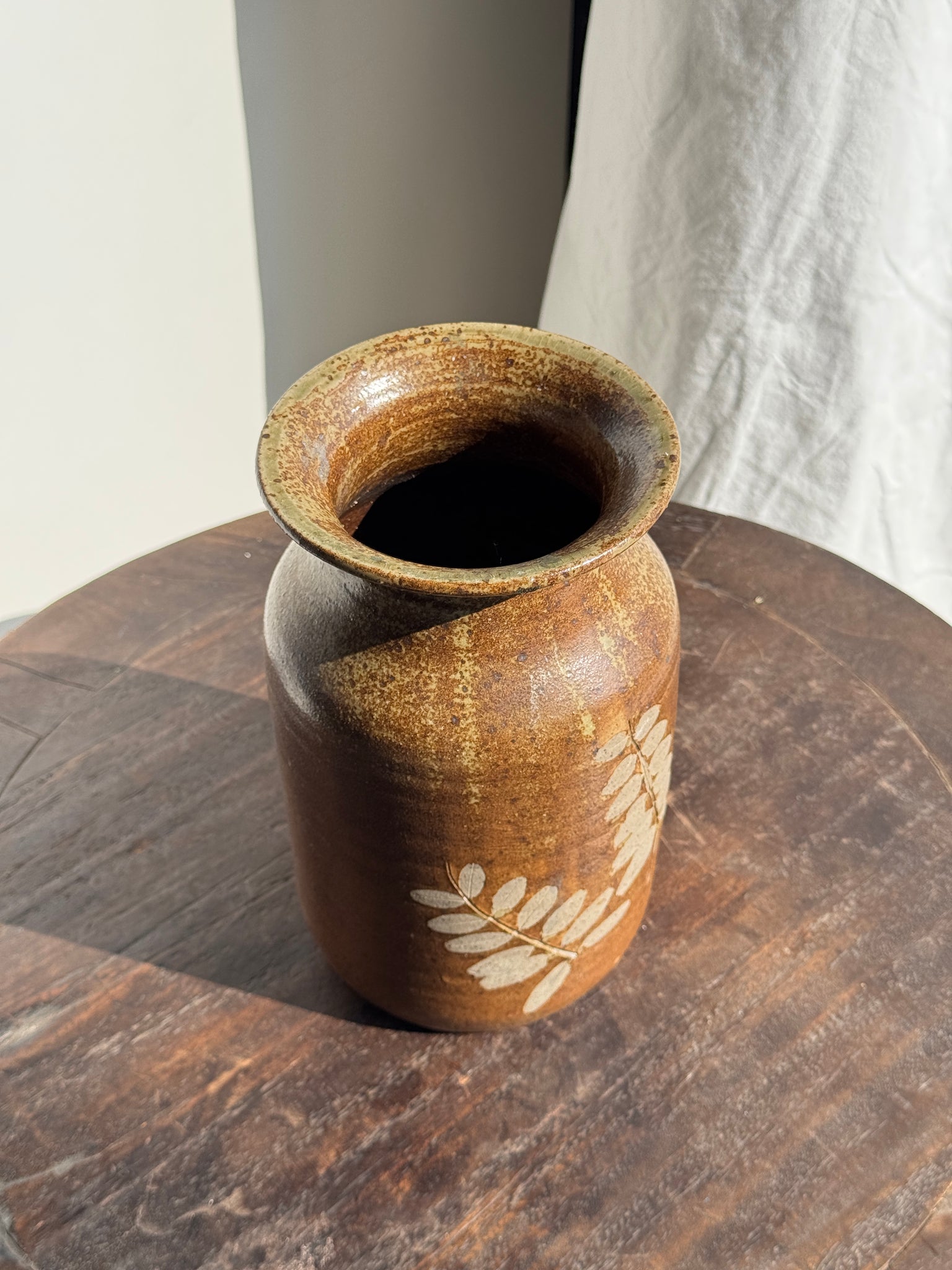 Grand vase en grès à motifs végétaux stylisés