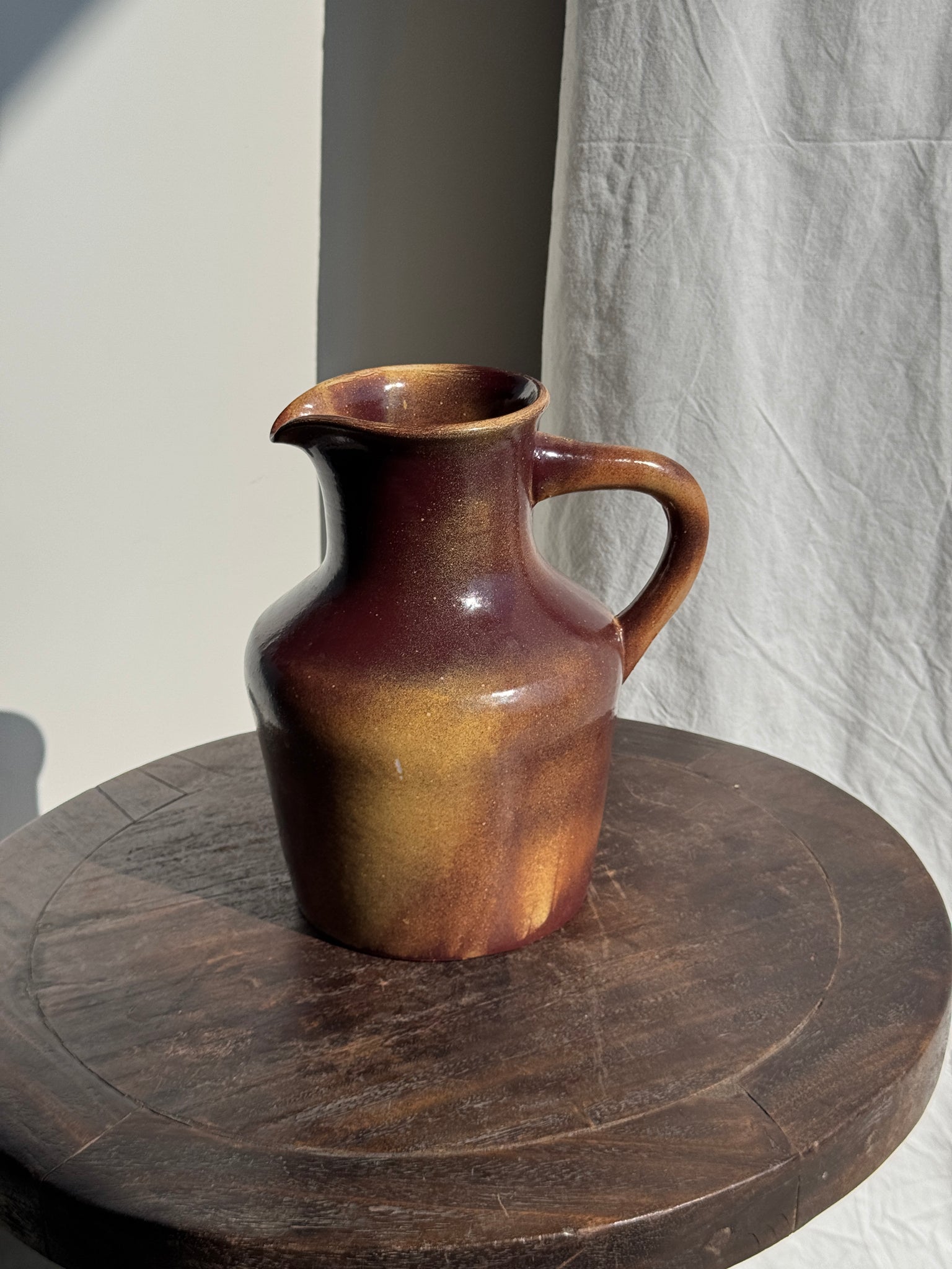 Très grande carafe en céramique bordeaux et beige. H24. Marque : Auslnay