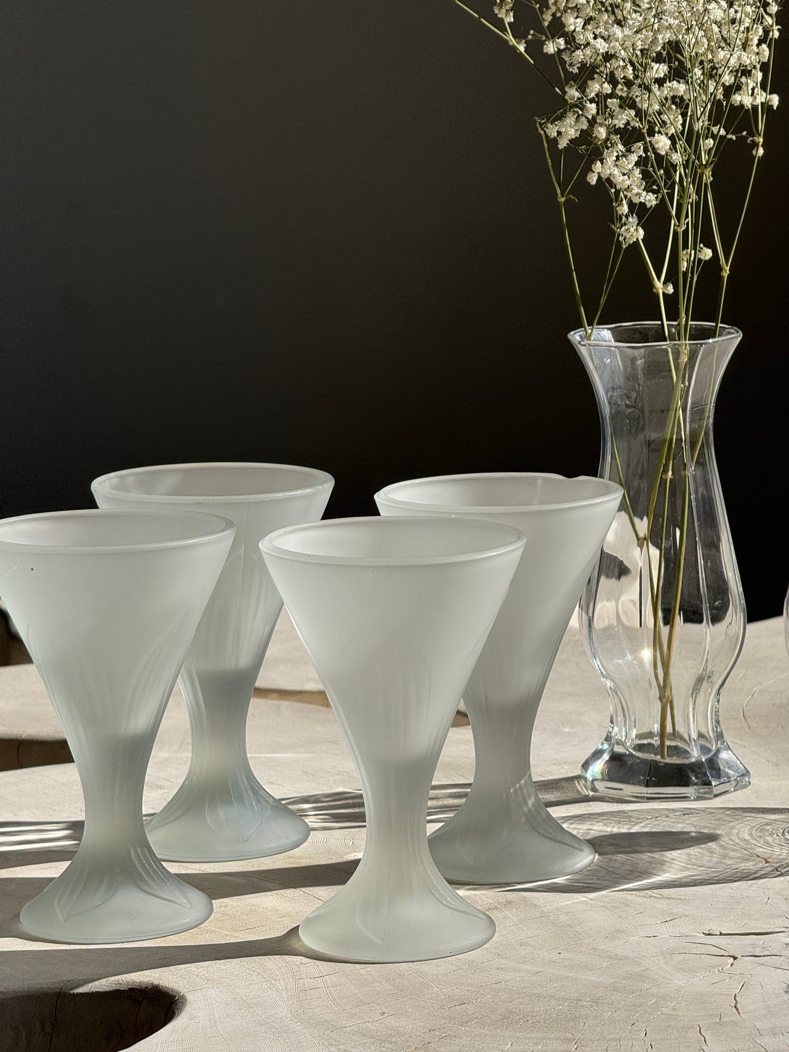 Carafe en verre à bec verseur et anse