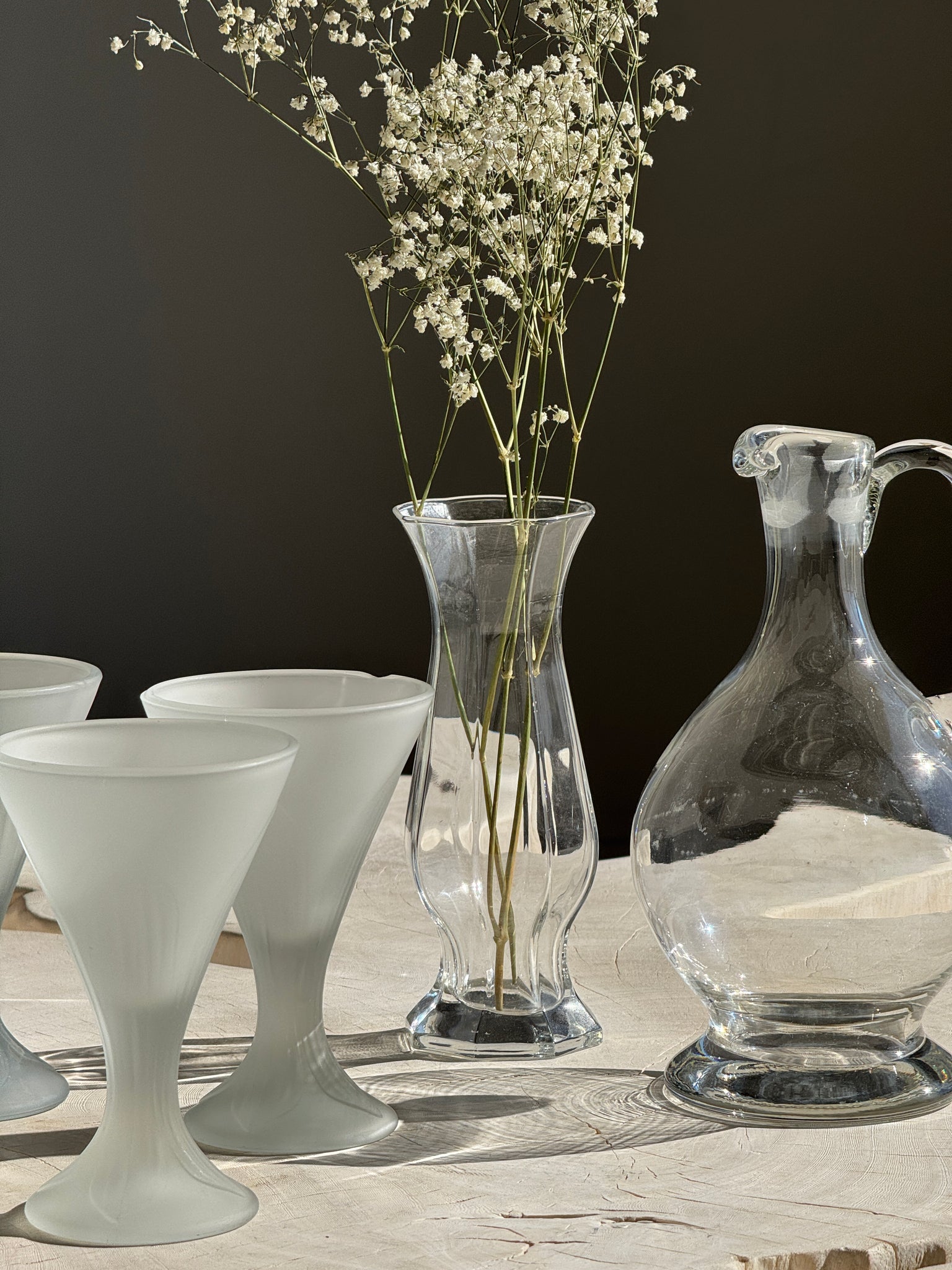 Carafe en verre à bec verseur et anse