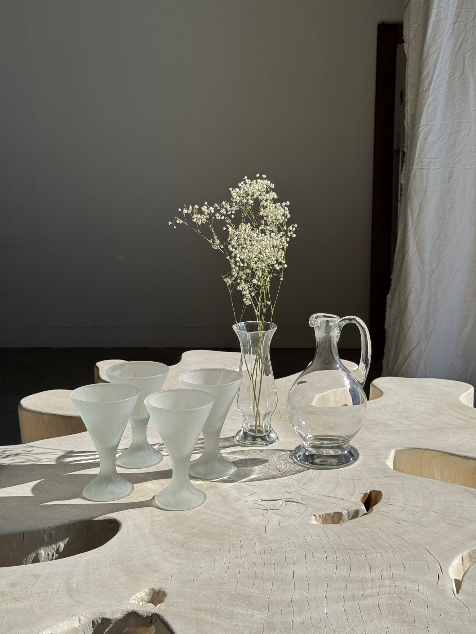 Carafe en verre à bec verseur et anse