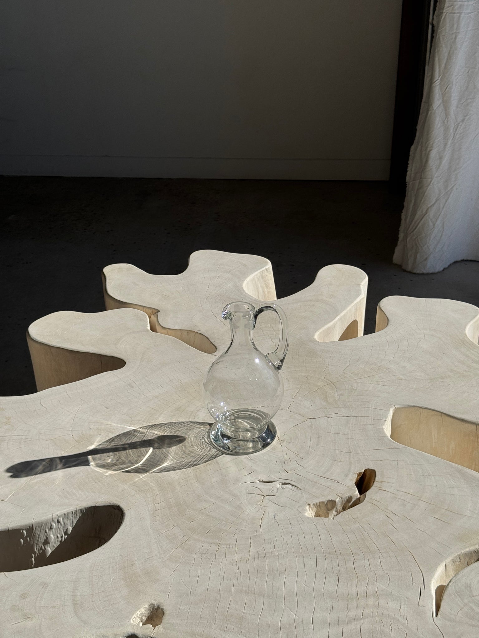 Carafe en verre à bec verseur et anse