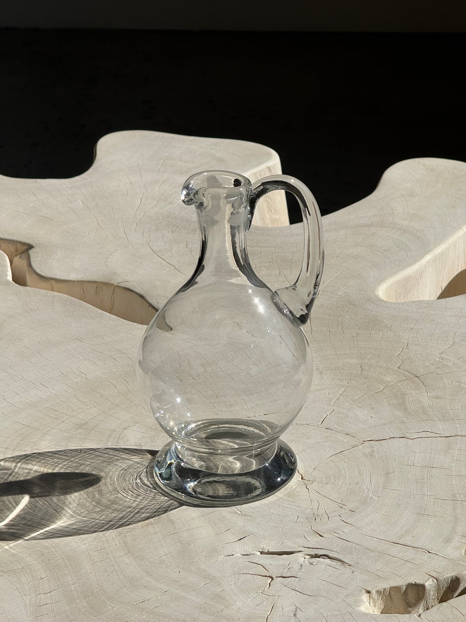 Carafe en verre à bec verseur et anse