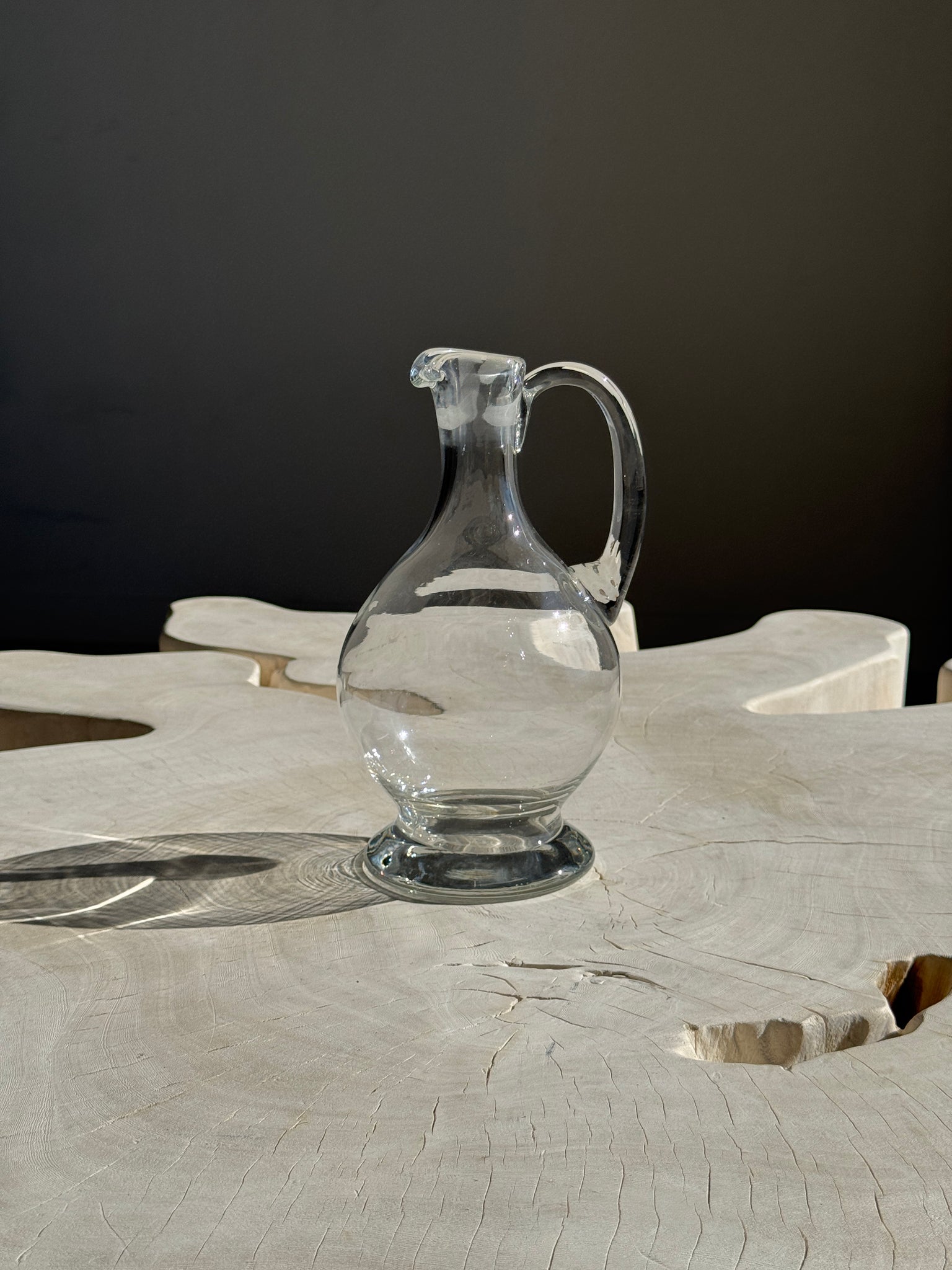 Carafe en verre à bec verseur et anse
