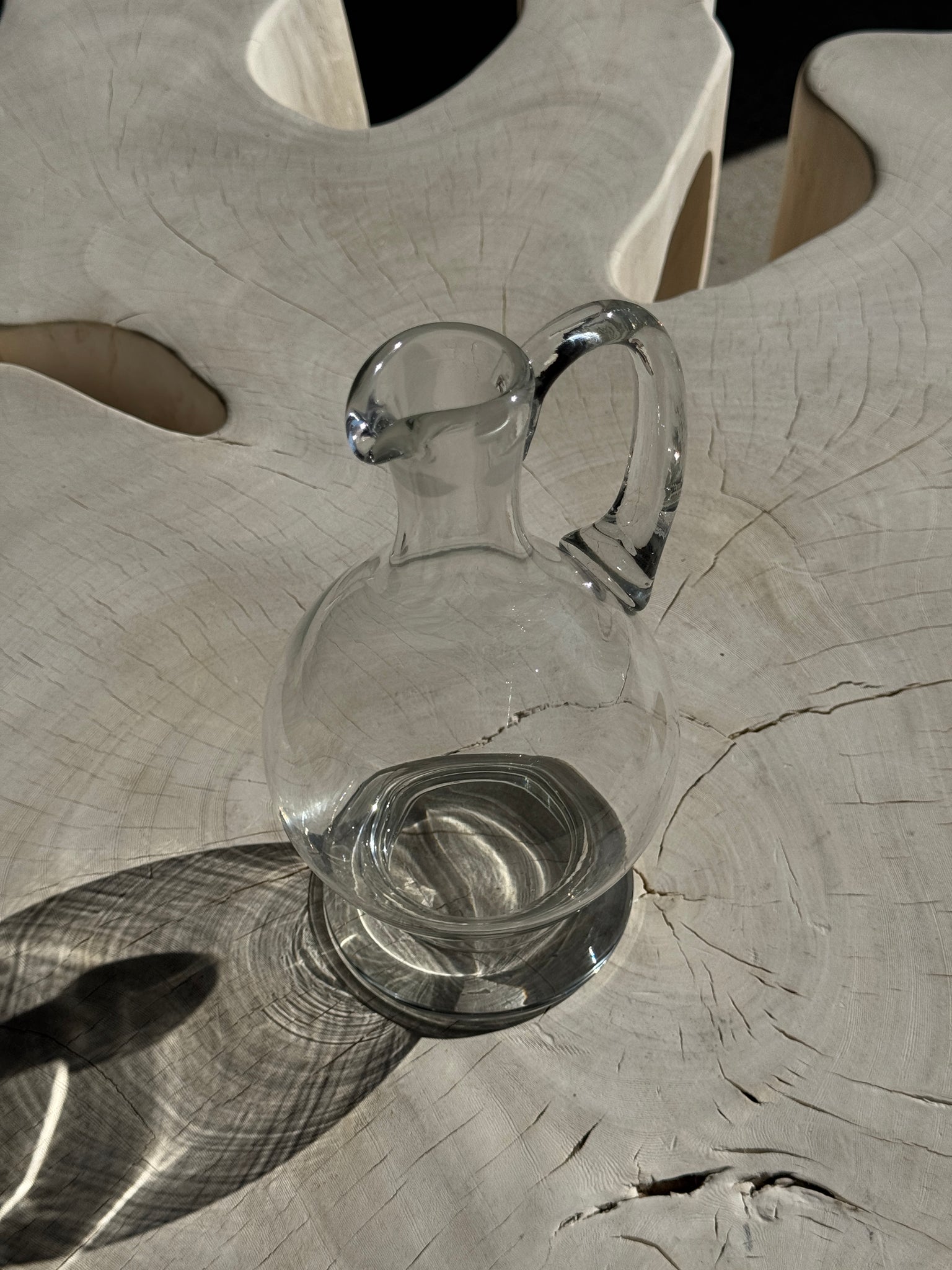 Carafe en verre à bec verseur et anse