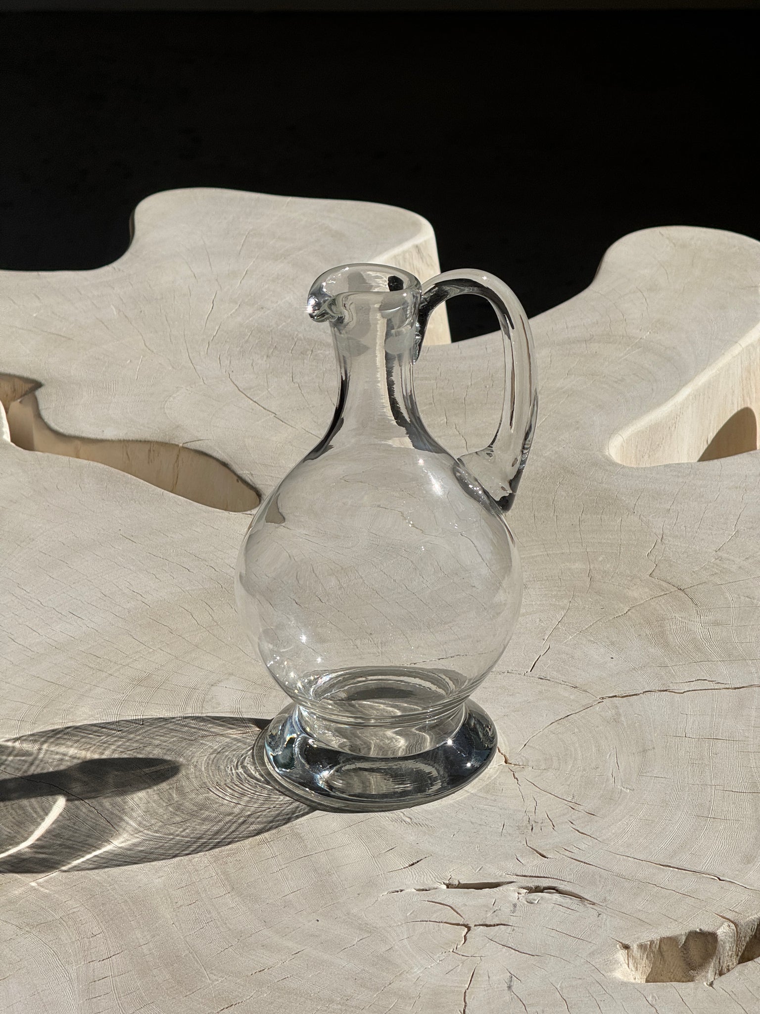 Carafe en verre à bec verseur et anse
