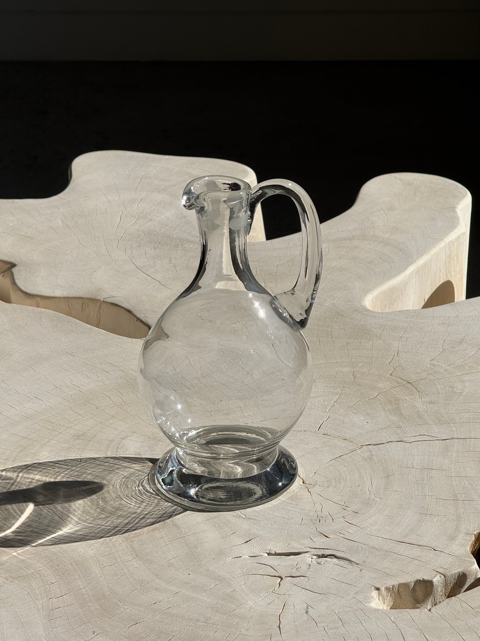 Carafe en verre à bec verseur et anse