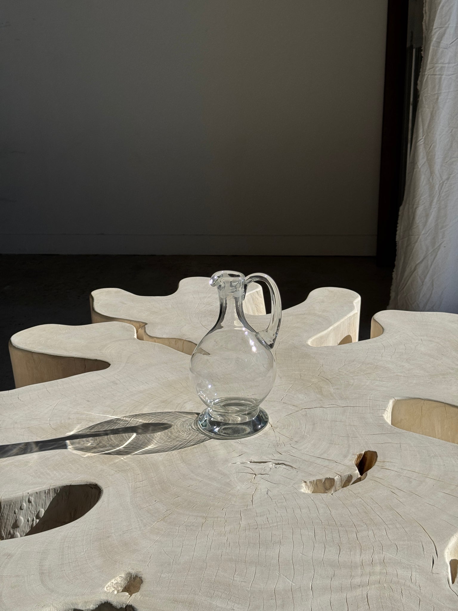 Carafe en verre à bec verseur et anse