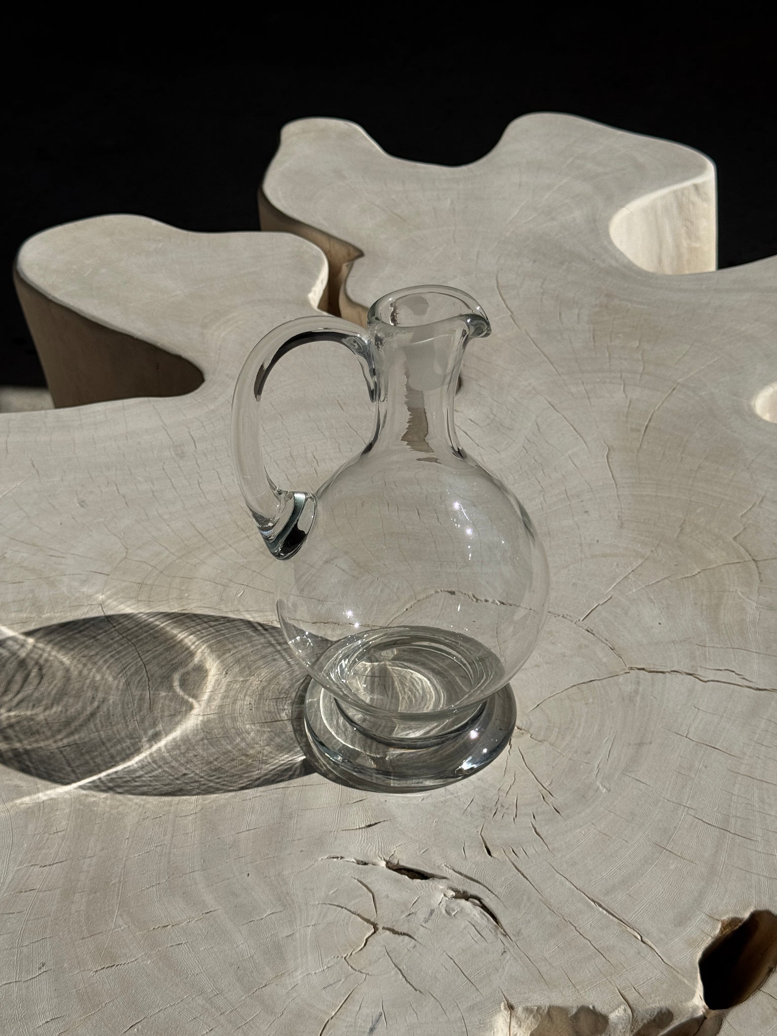 Carafe en verre à bec verseur et anse