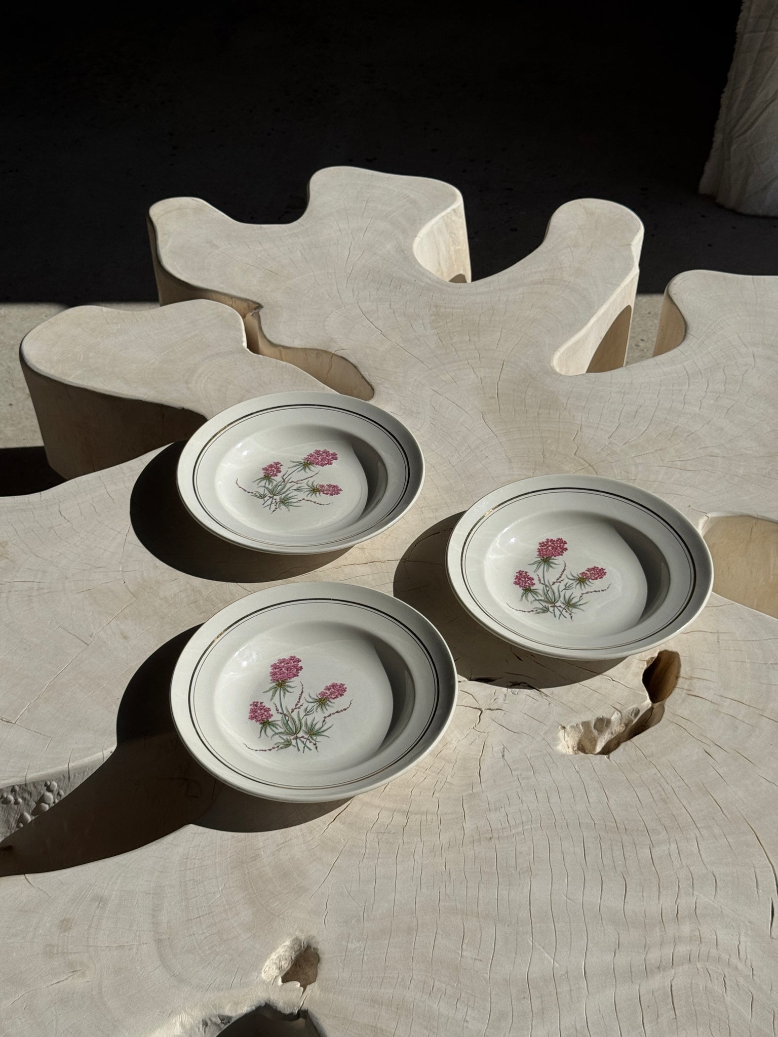 Lot de 3 assiettes creuses Moulin des Loups à motif de fleur rose et liseré doré D23