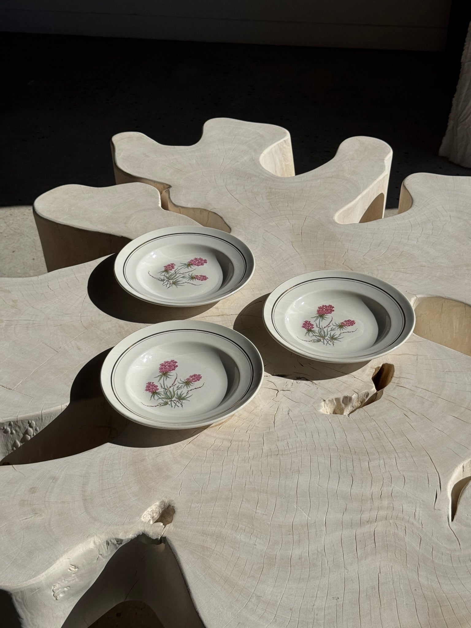 Lot de 3 assiettes creuses Moulin des Loups à motif de fleur rose et liseré doré D23