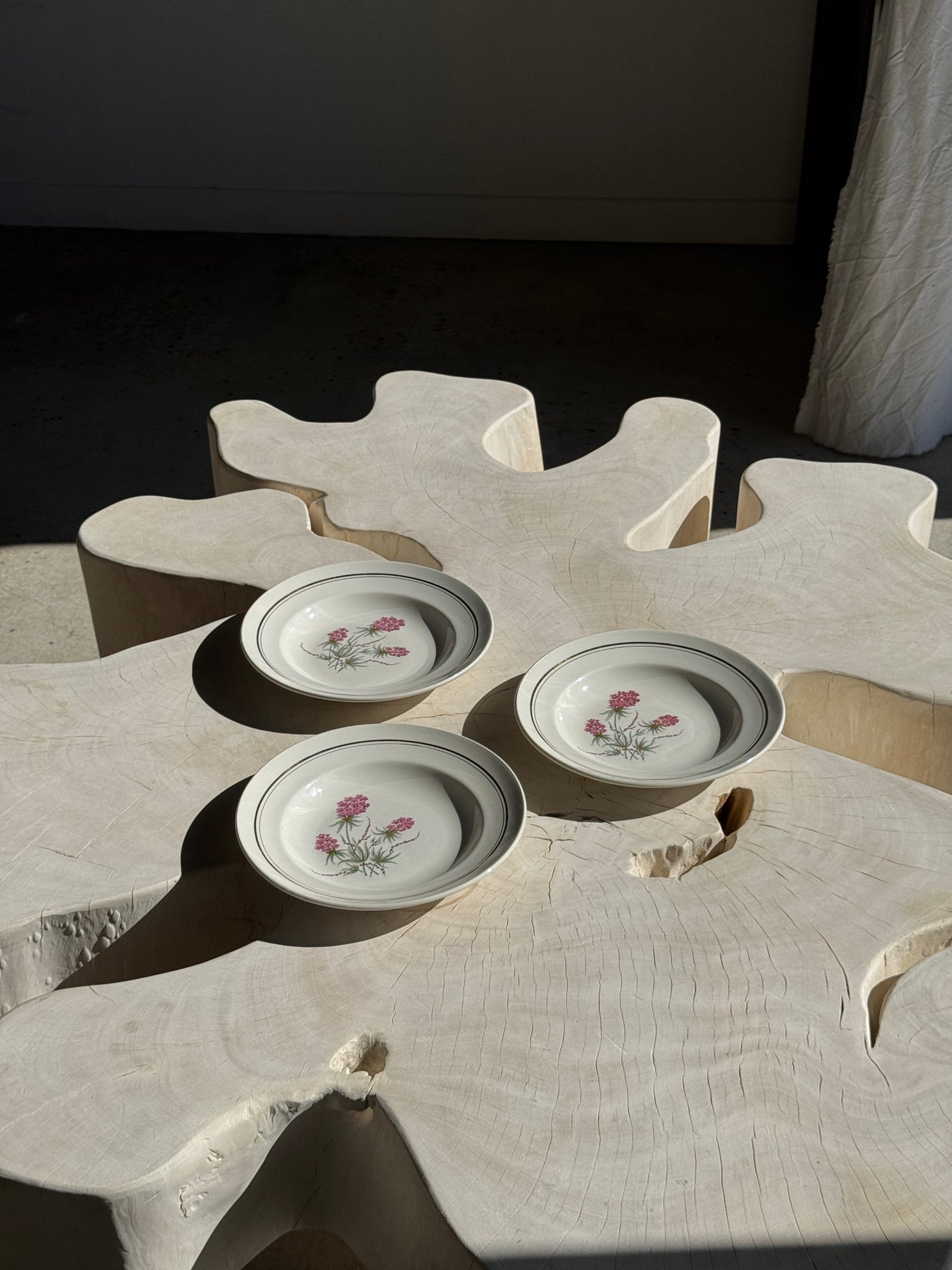 Lot de 3 assiettes creuses Moulin des Loups à motif de fleur rose et liseré doré D23