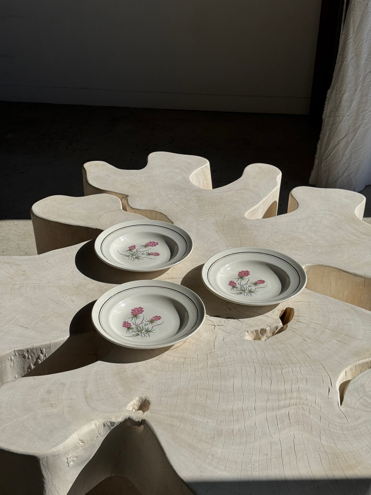 Lot de 3 assiettes creuses Moulin des Loups à motif de fleur rose et liseré doré D23