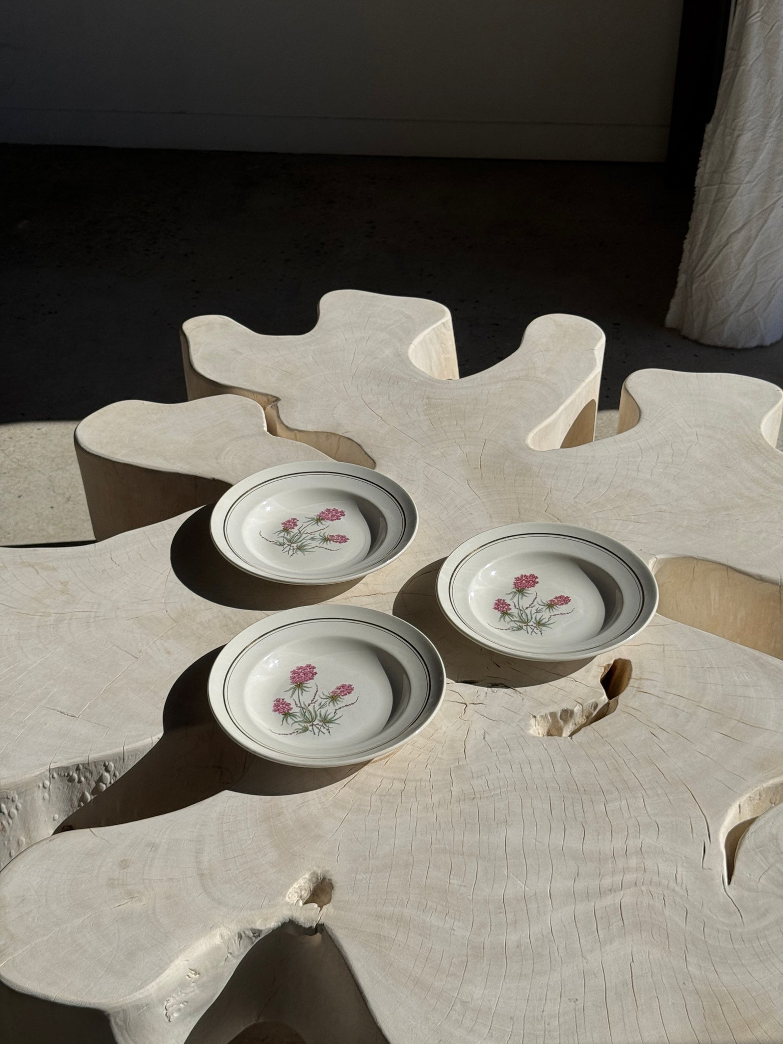 Lot de 3 assiettes creuses Moulin des Loups à motif de fleur rose et liseré doré D23