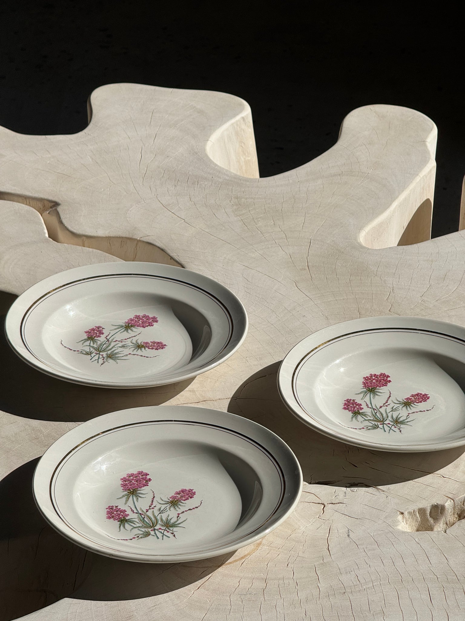 Lot de 3 assiettes creuses Moulin des Loups à motif de fleur rose et liseré doré D23