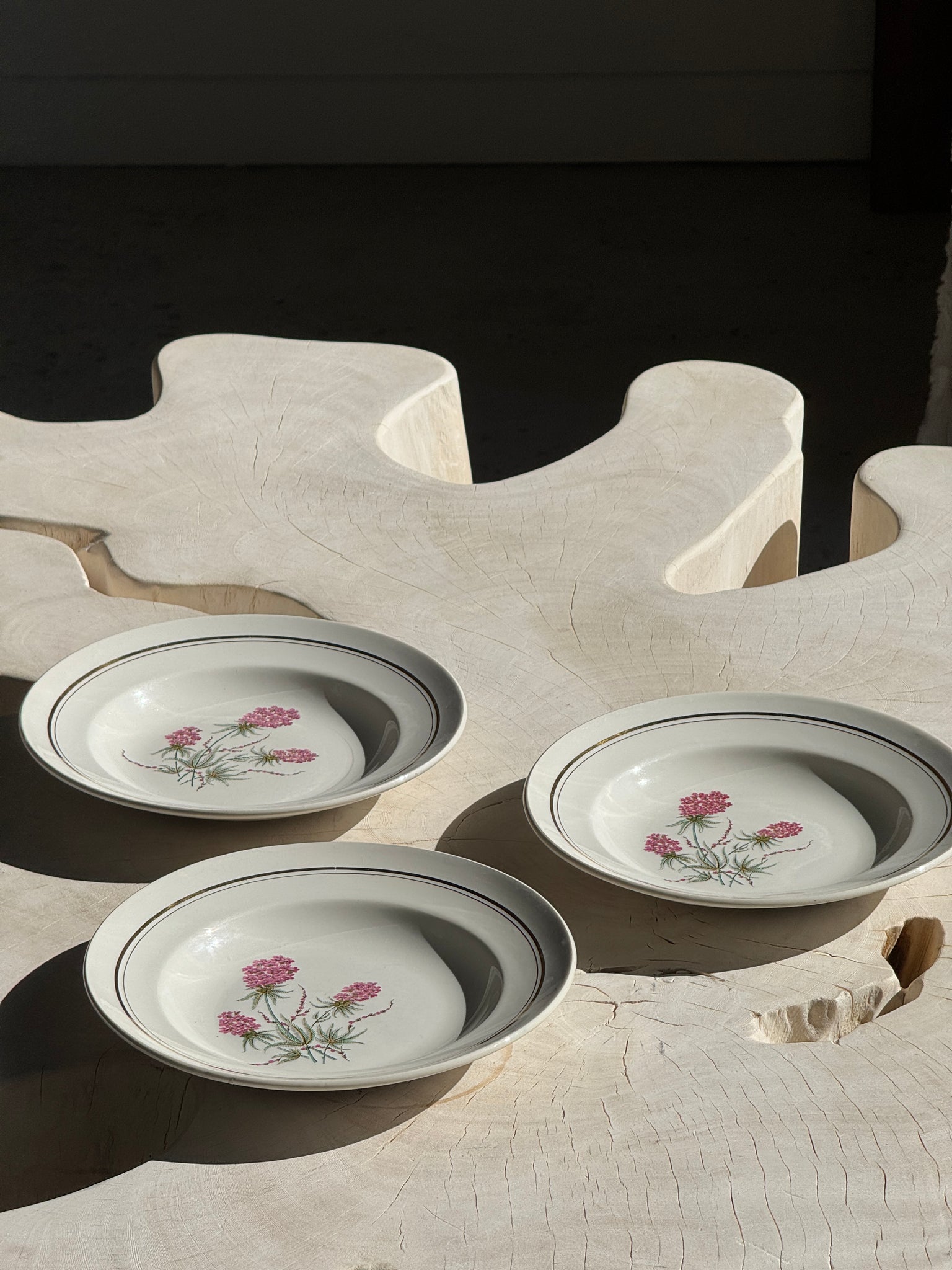 Lot de 3 assiettes creuses Moulin des Loups à motif de fleur rose et liseré doré D23