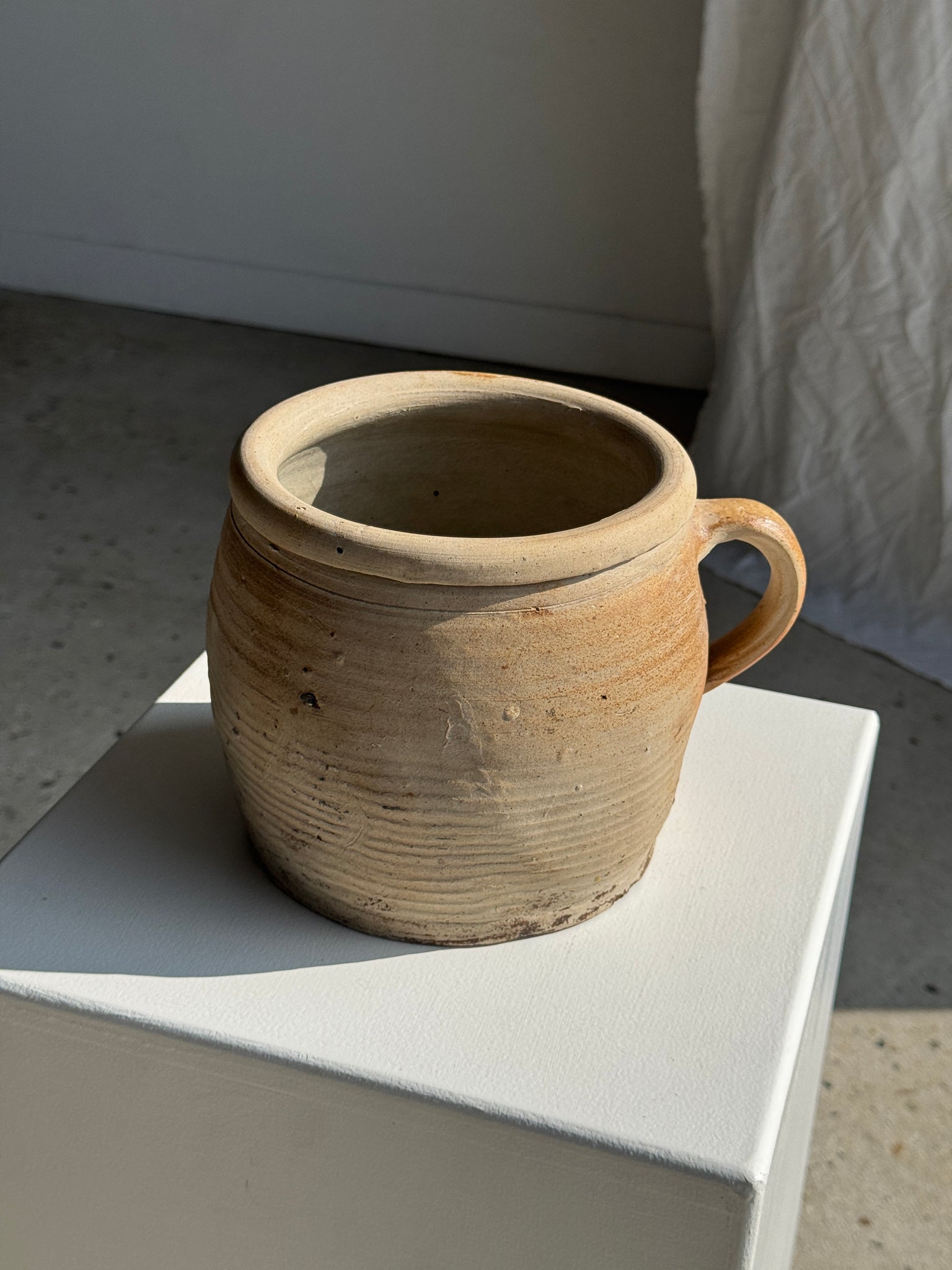 Grand pot en grès à anse strié H16