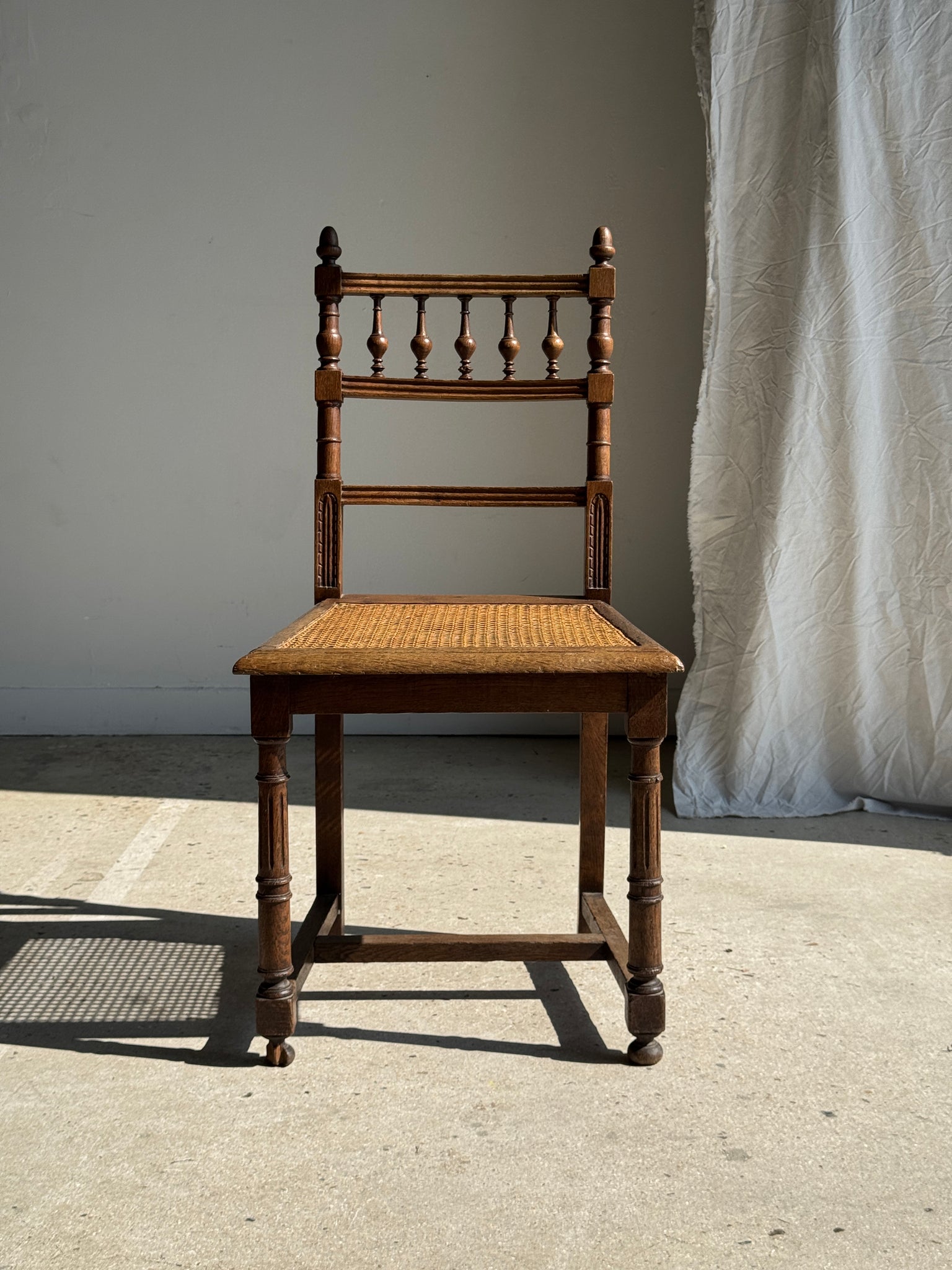 Chaise classique cannée à barreaux ancienne