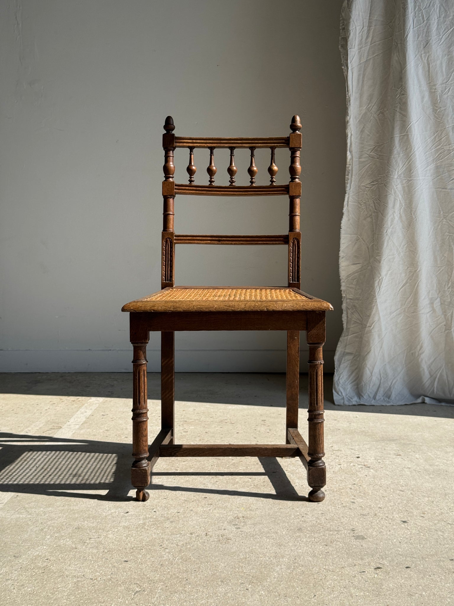 Chaise classique cannée à barreaux ancienne