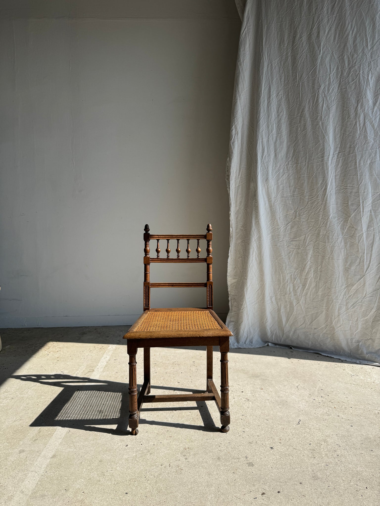 Chaise classique cannée à barreaux ancienne
