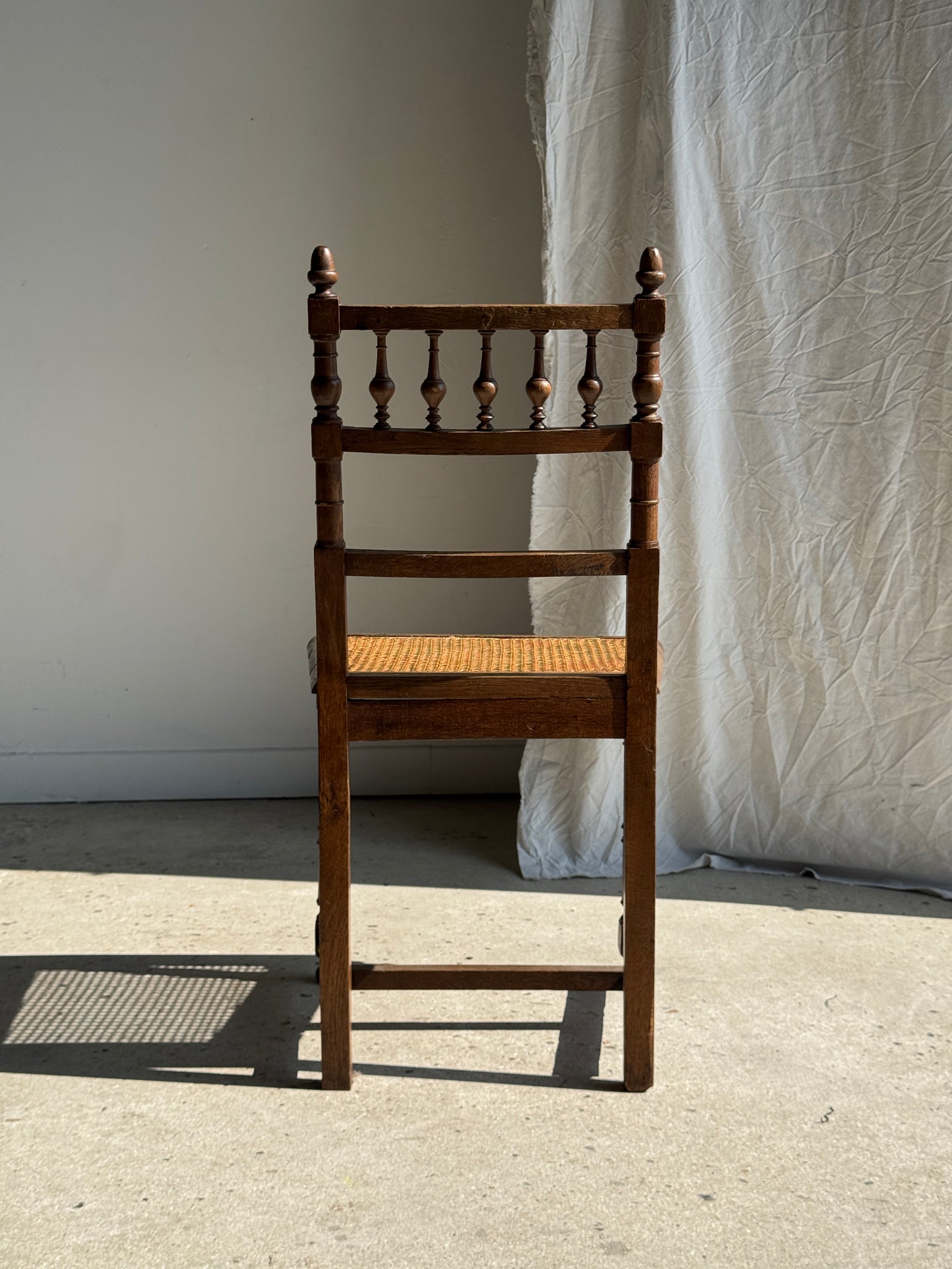 Chaise classique cannée à barreaux ancienne