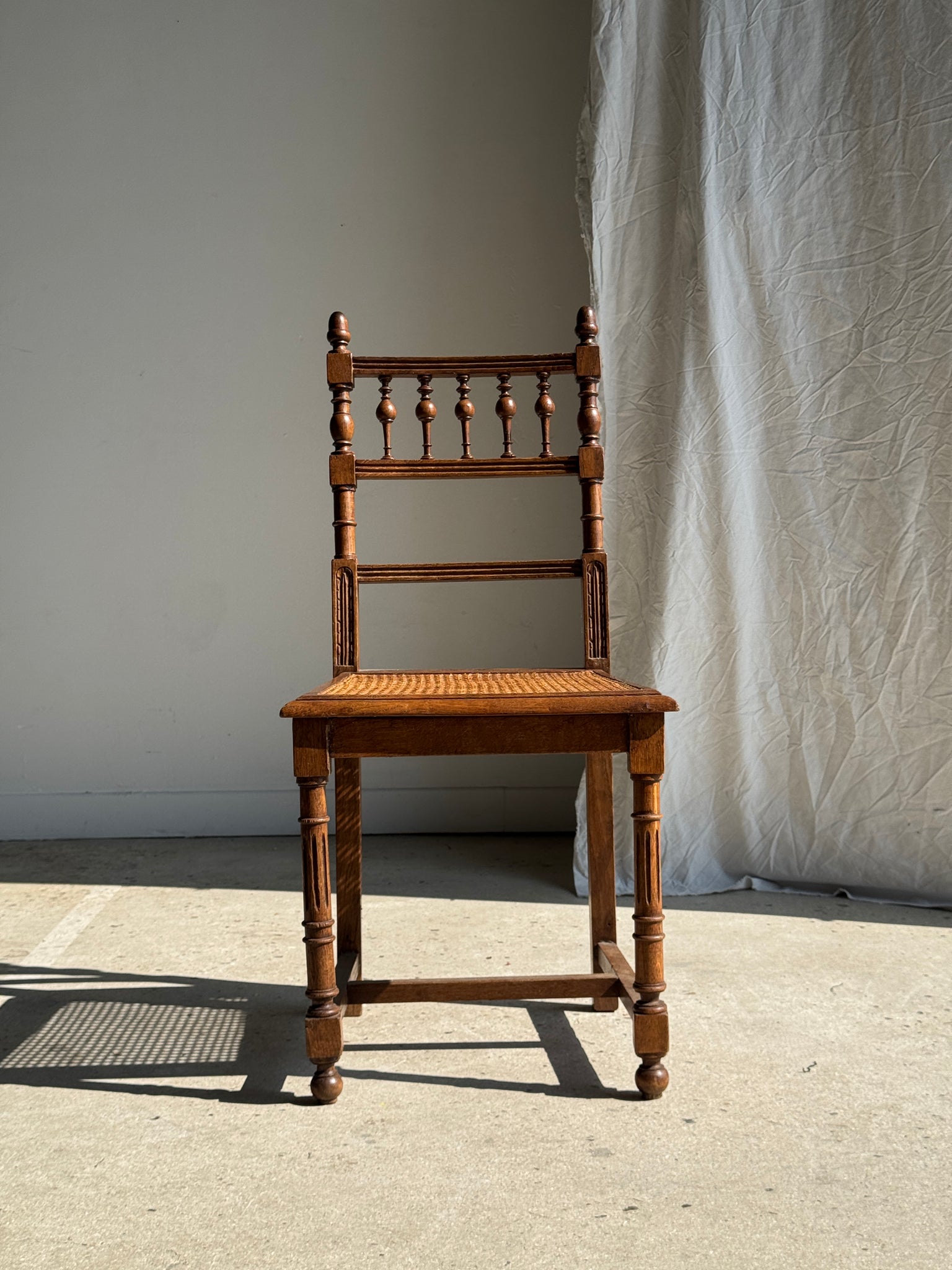 Chaise classique cannée à barreaux ancienne