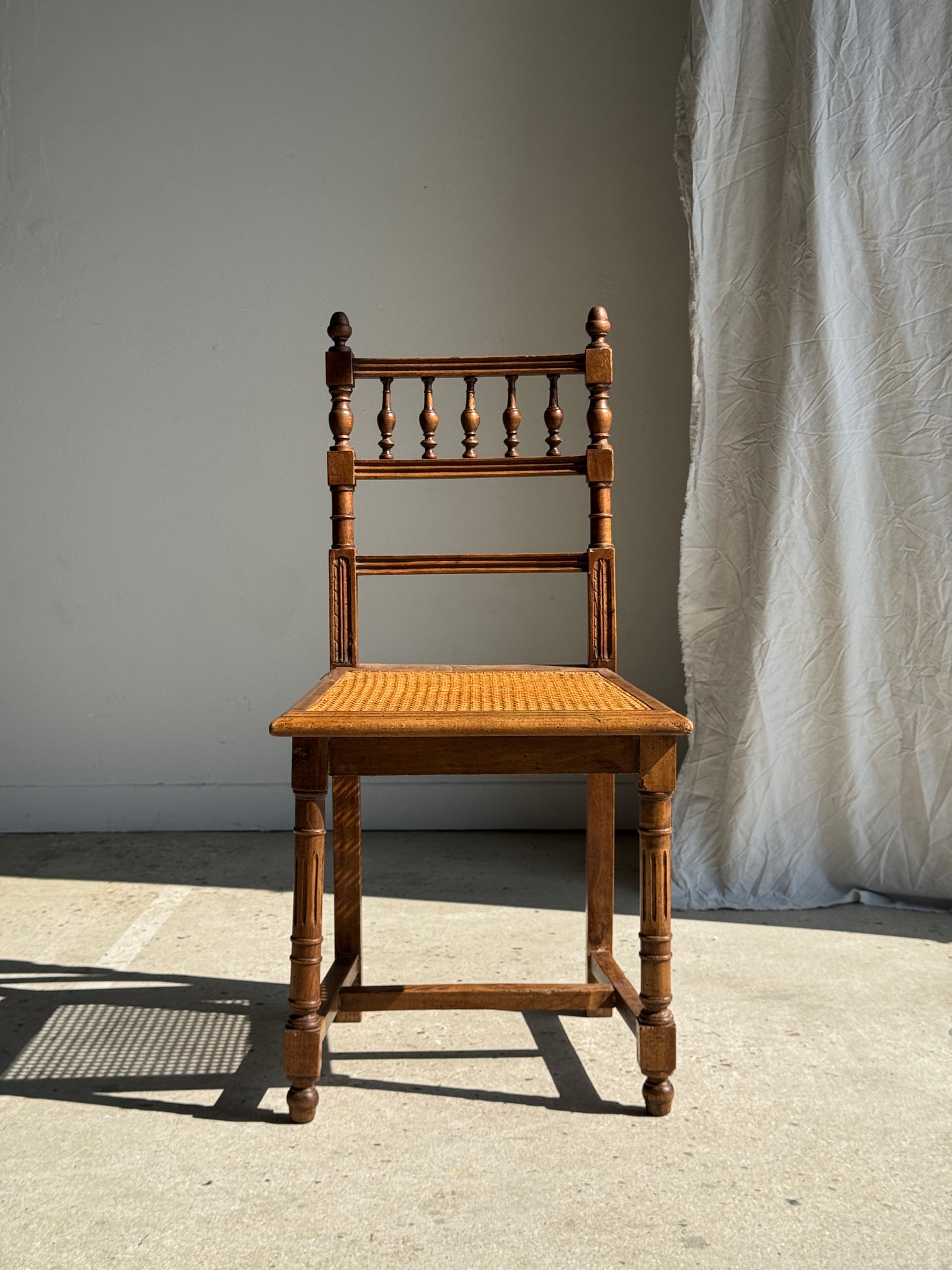 Chaise classique cannée à barreaux ancienne