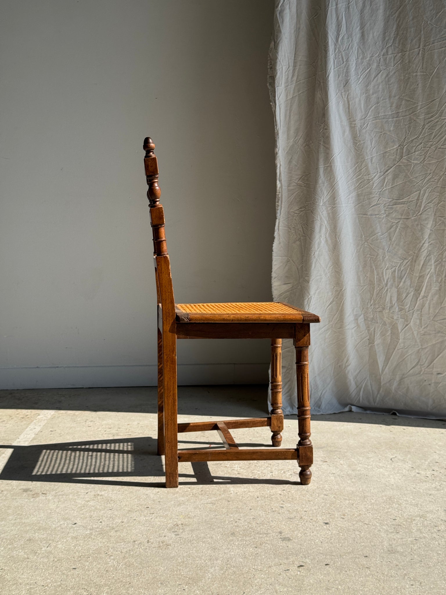 Chaise classique cannée à barreaux ancienne