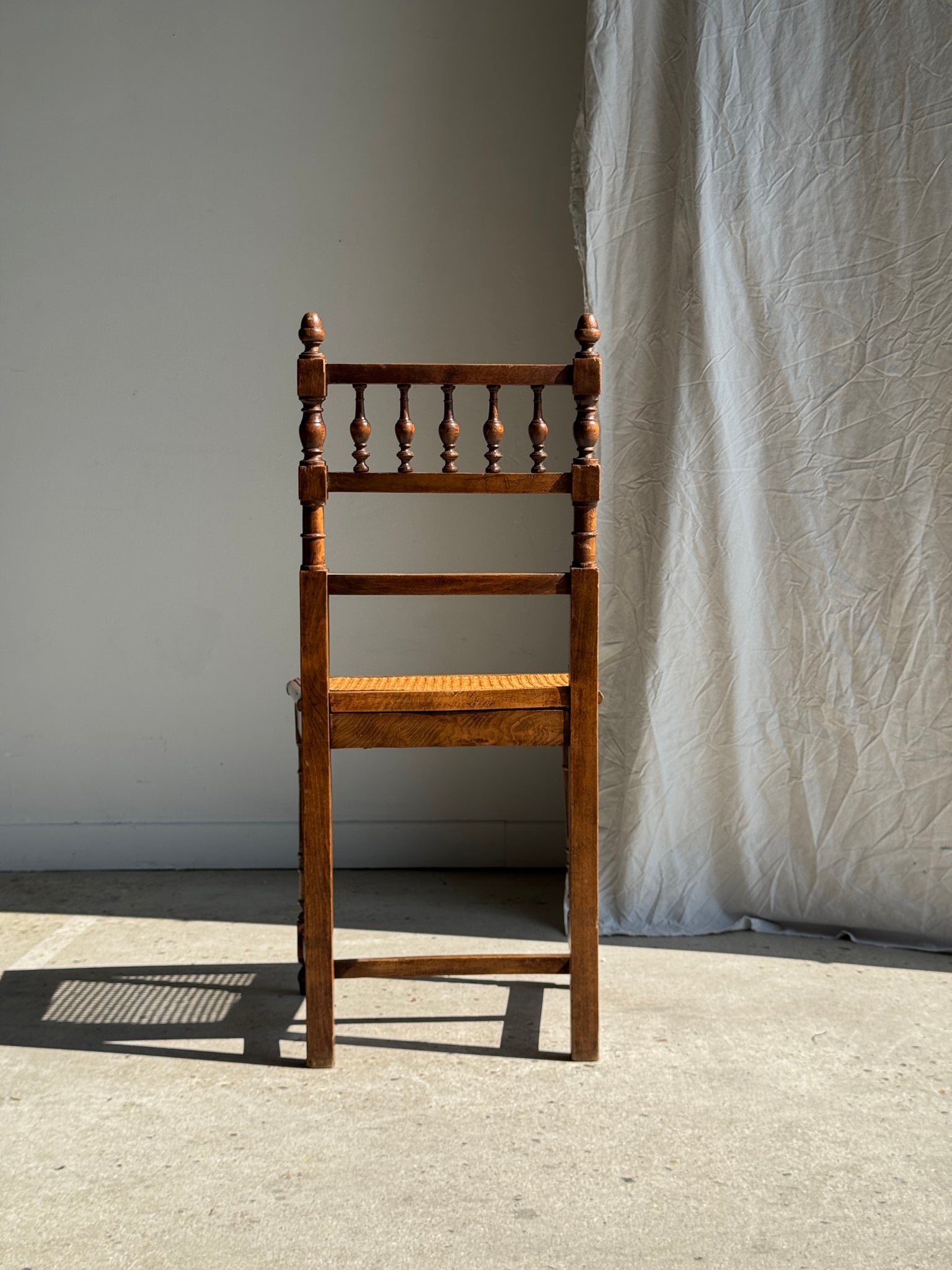 Chaise classique cannée à barreaux ancienne