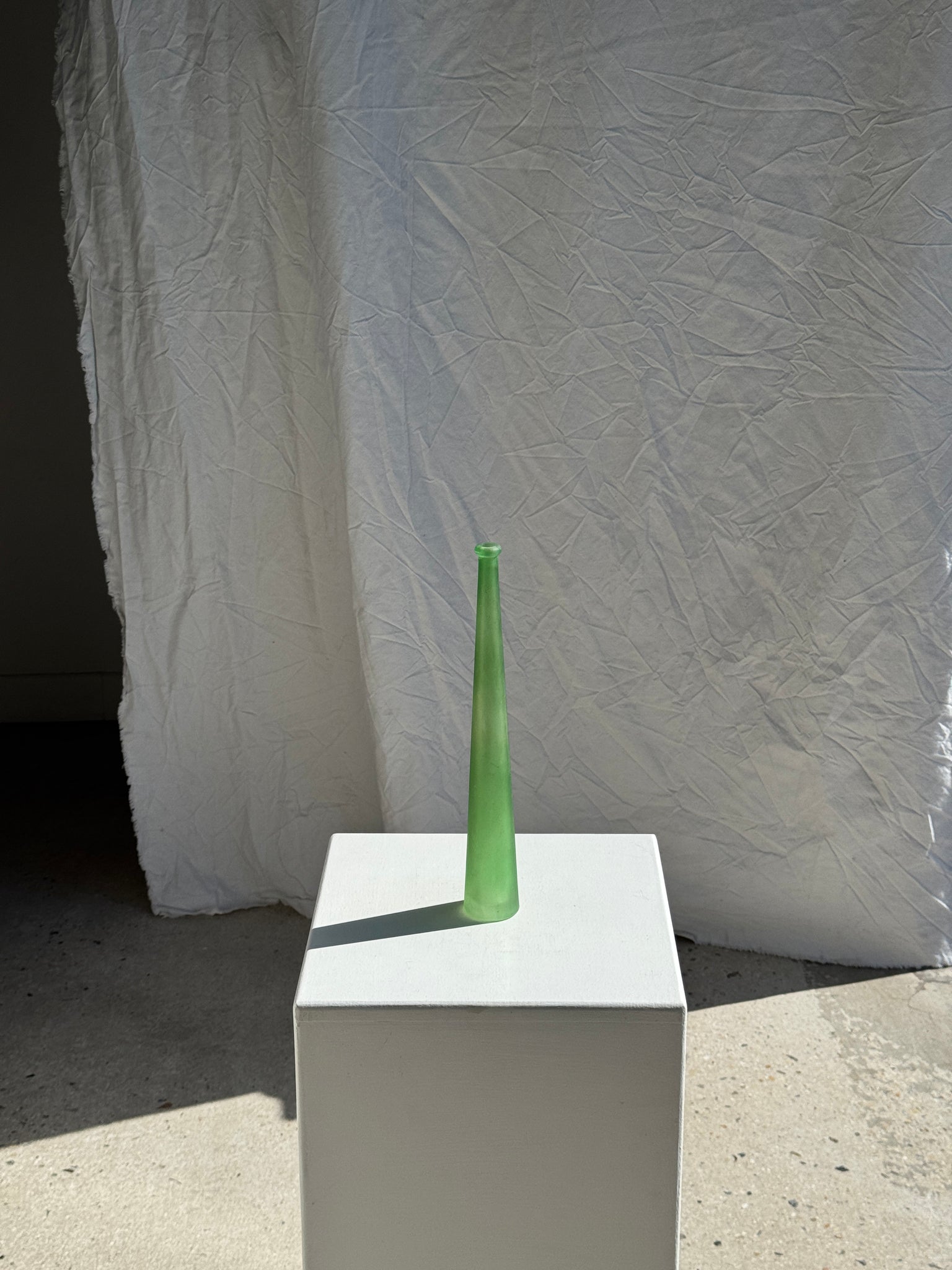 Vase soliflore en verre vert poli vintage H32