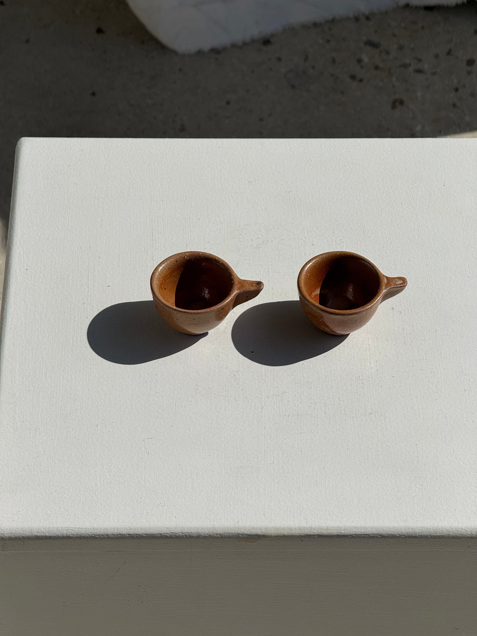 Paire de mini tasses en grès