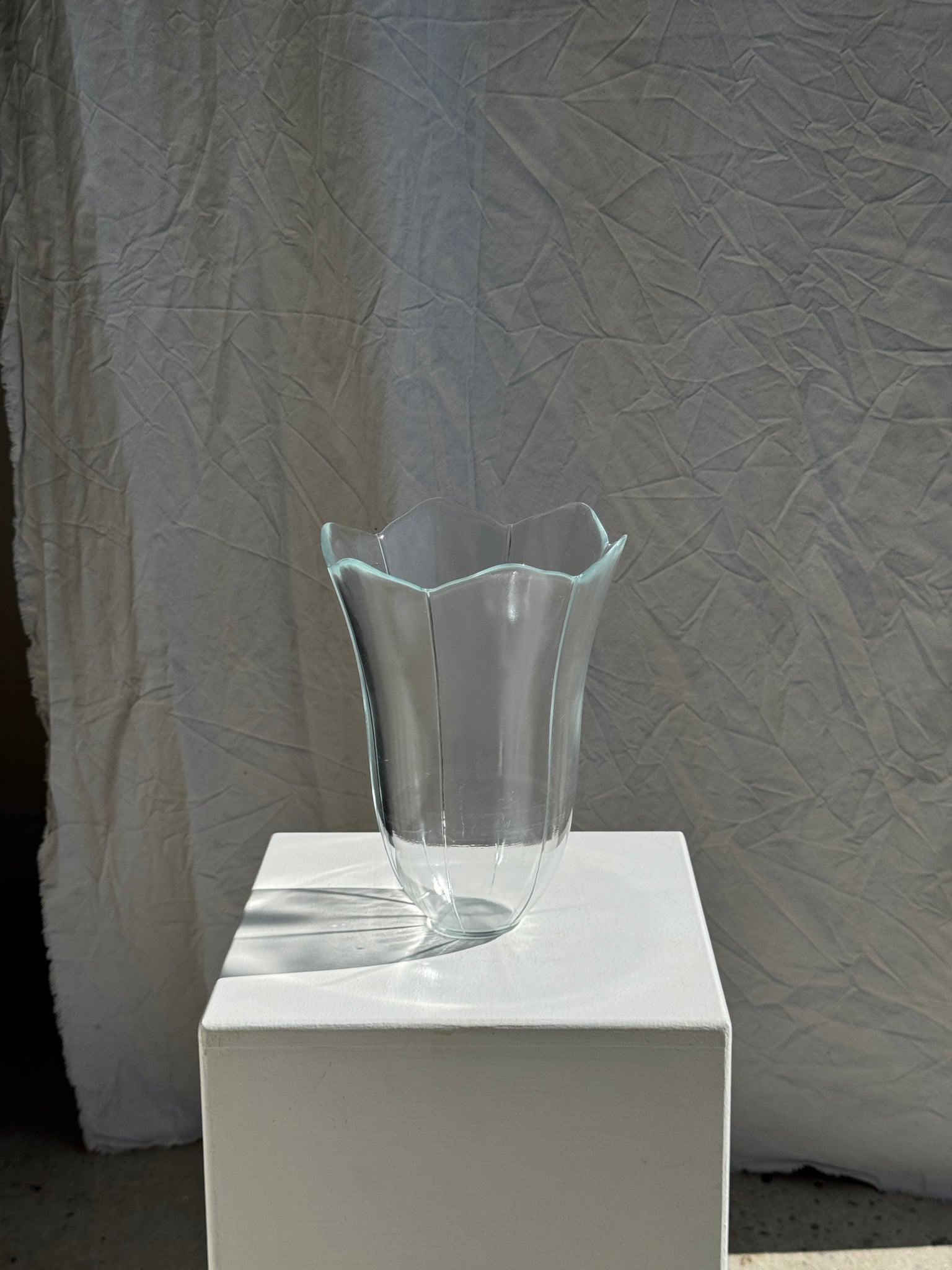 Grand vase en verre à motif de pétales stylisés H25,5