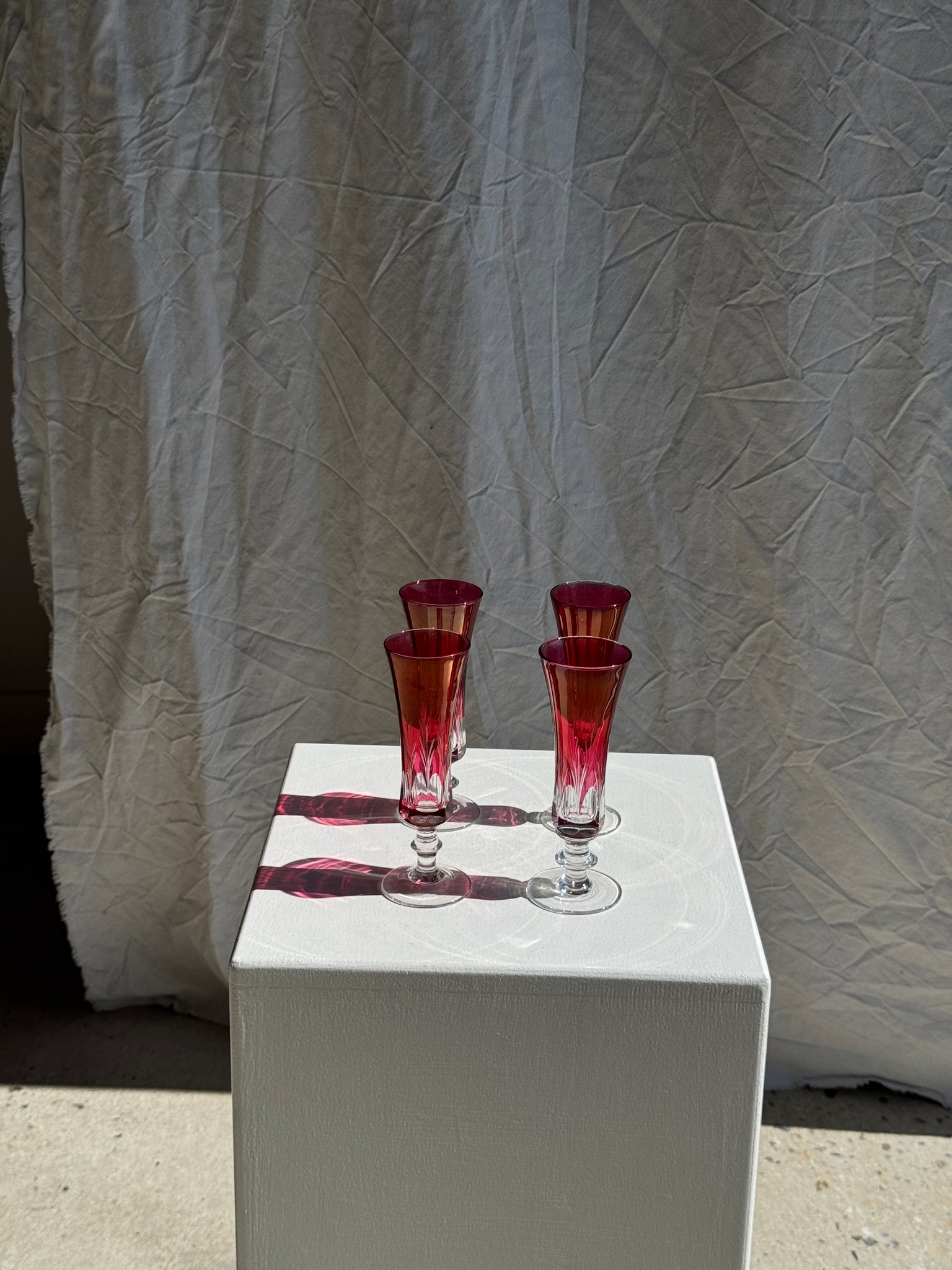 Lot de 4 petites flûtes à champagne en verre rouge H15,6