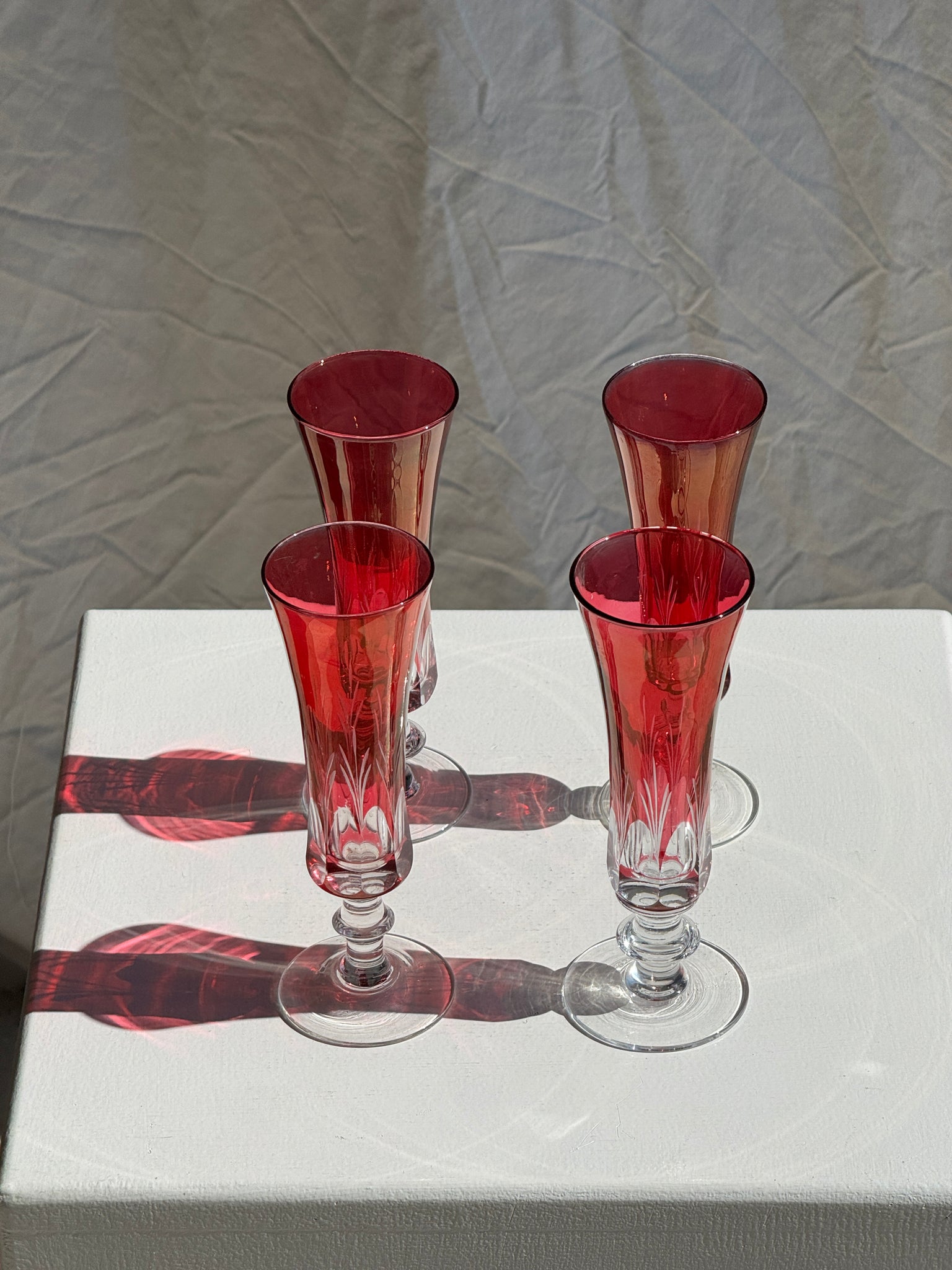Lot de 4 petites flûtes à champagne en verre rouge H15,6