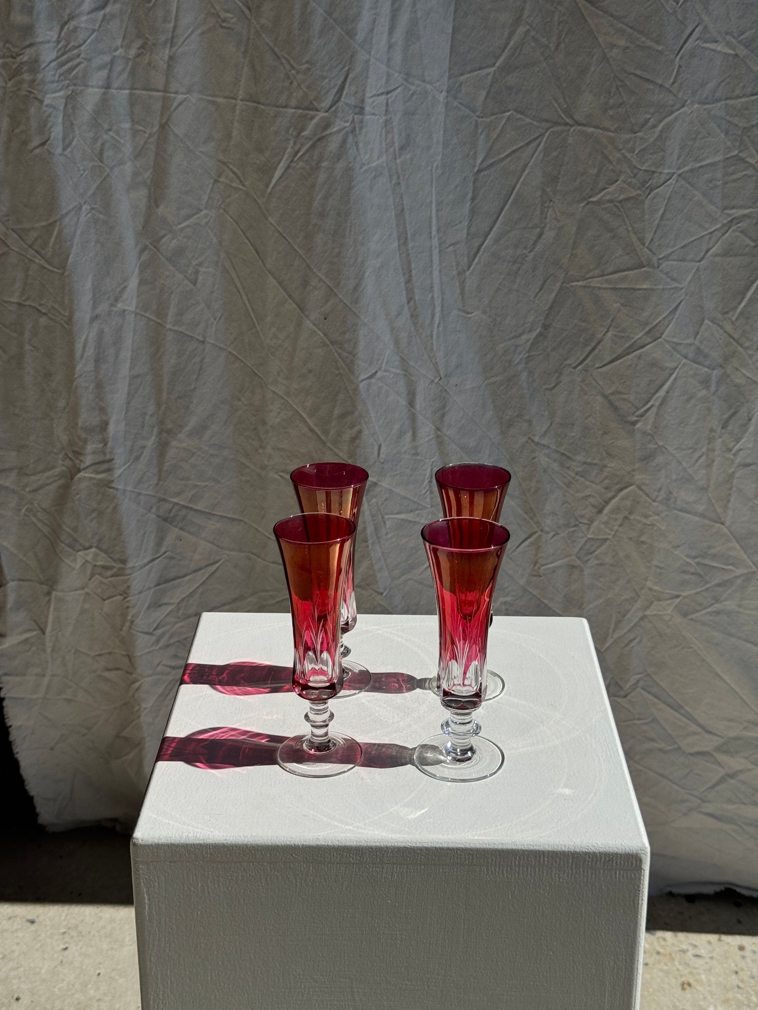Lot de 4 petites flûtes à champagne en verre rouge H15,6