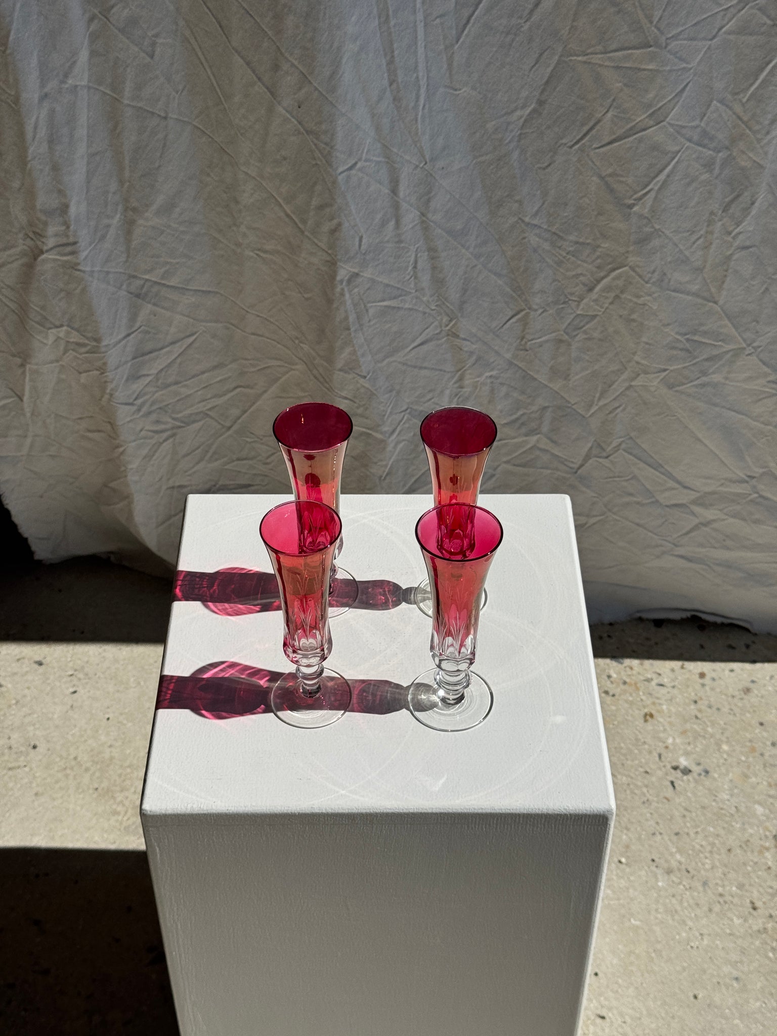 Lot de 4 petites flûtes à champagne en verre rouge H15,6