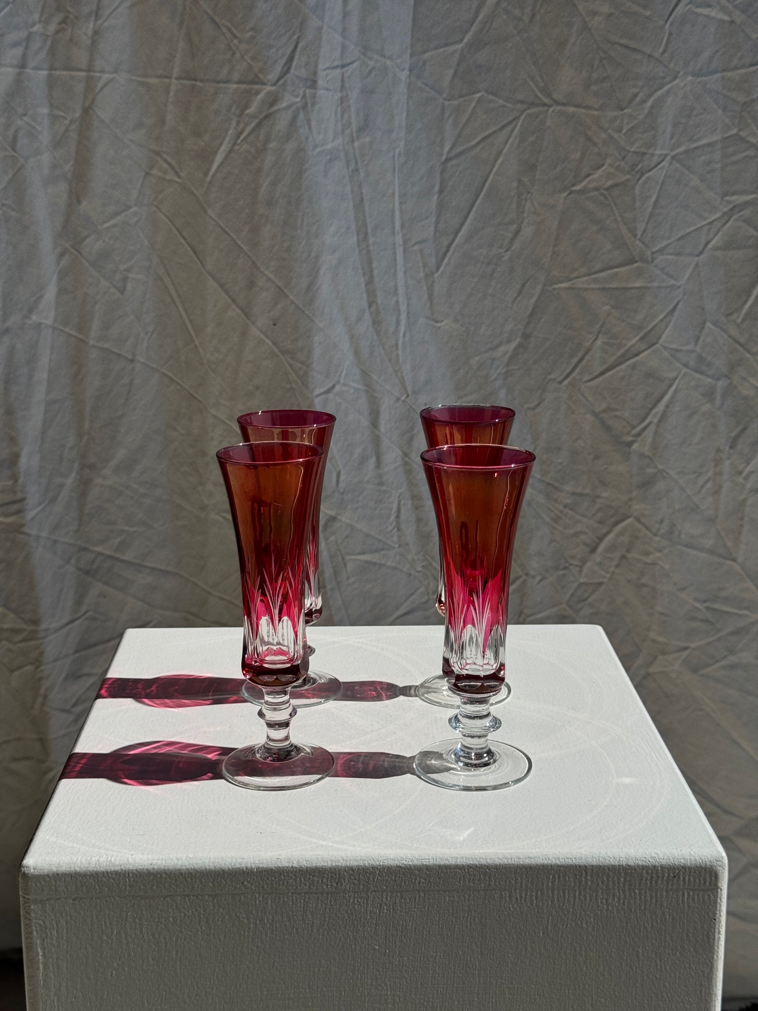 Lot de 4 petites flûtes à champagne en verre rouge H15,6