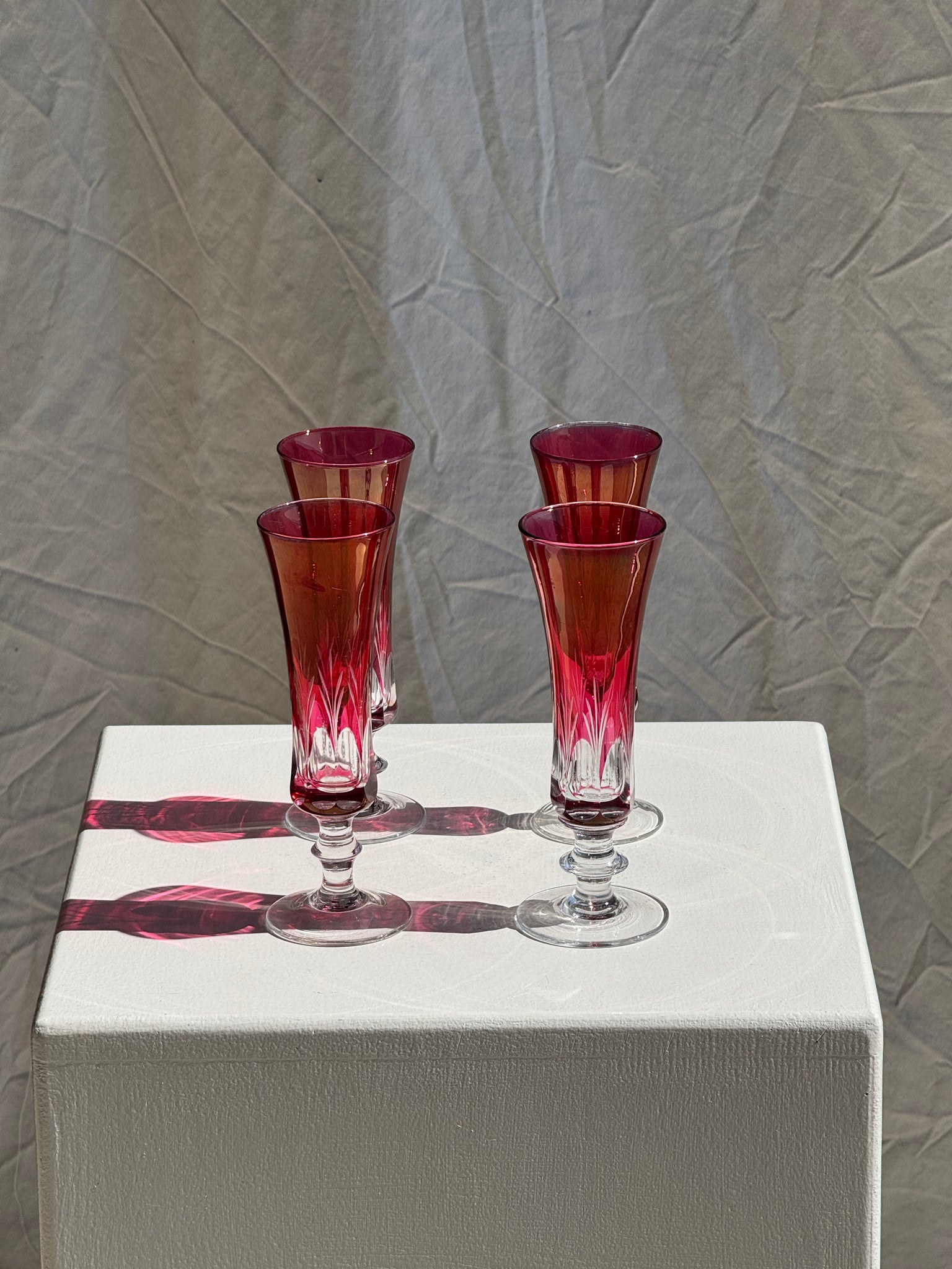 Lot de 4 petites flûtes à champagne en verre rouge H15,6