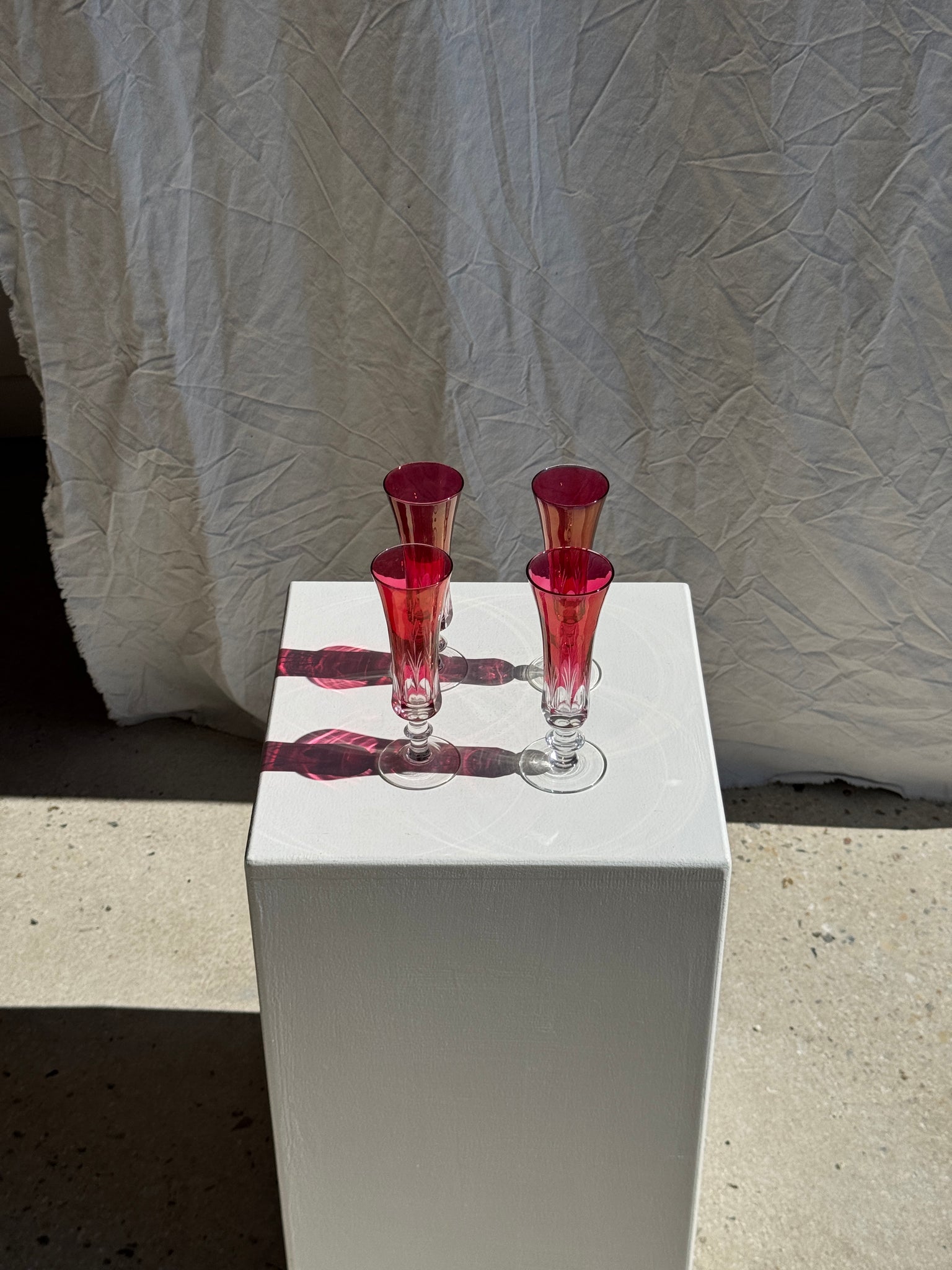 Lot de 4 petites flûtes à champagne en verre rouge H15,6