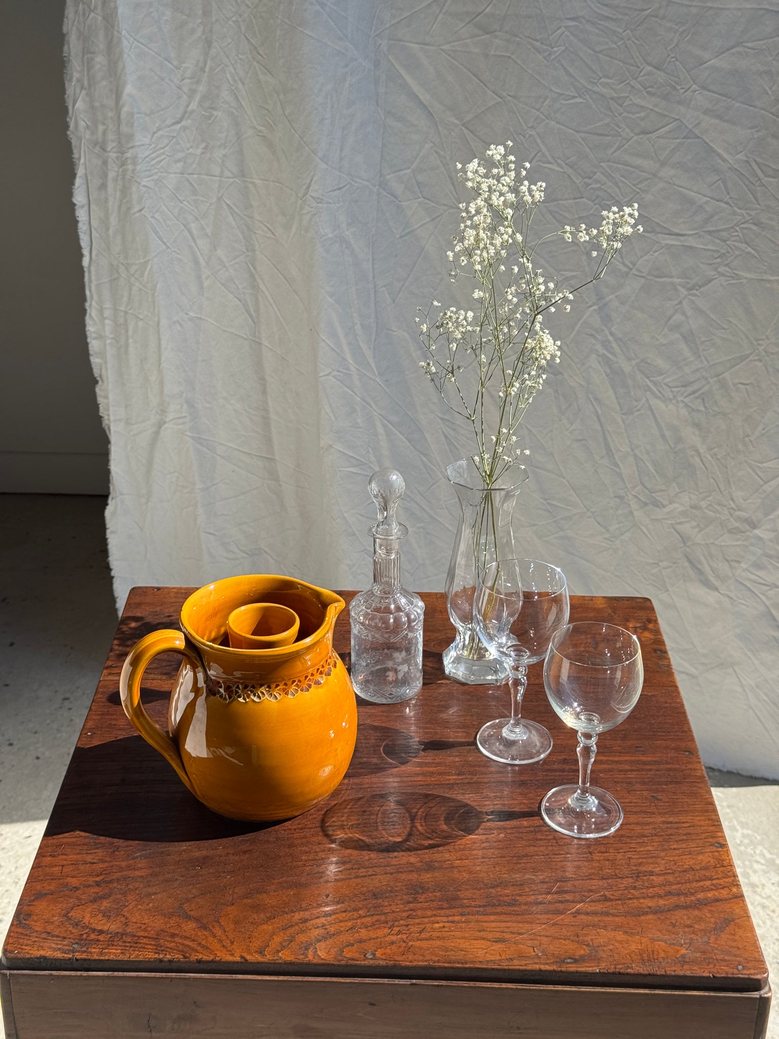 Pichet à rosé à compartiment à glaçon en céramique jaune foncé à frise de fleurs stylisées