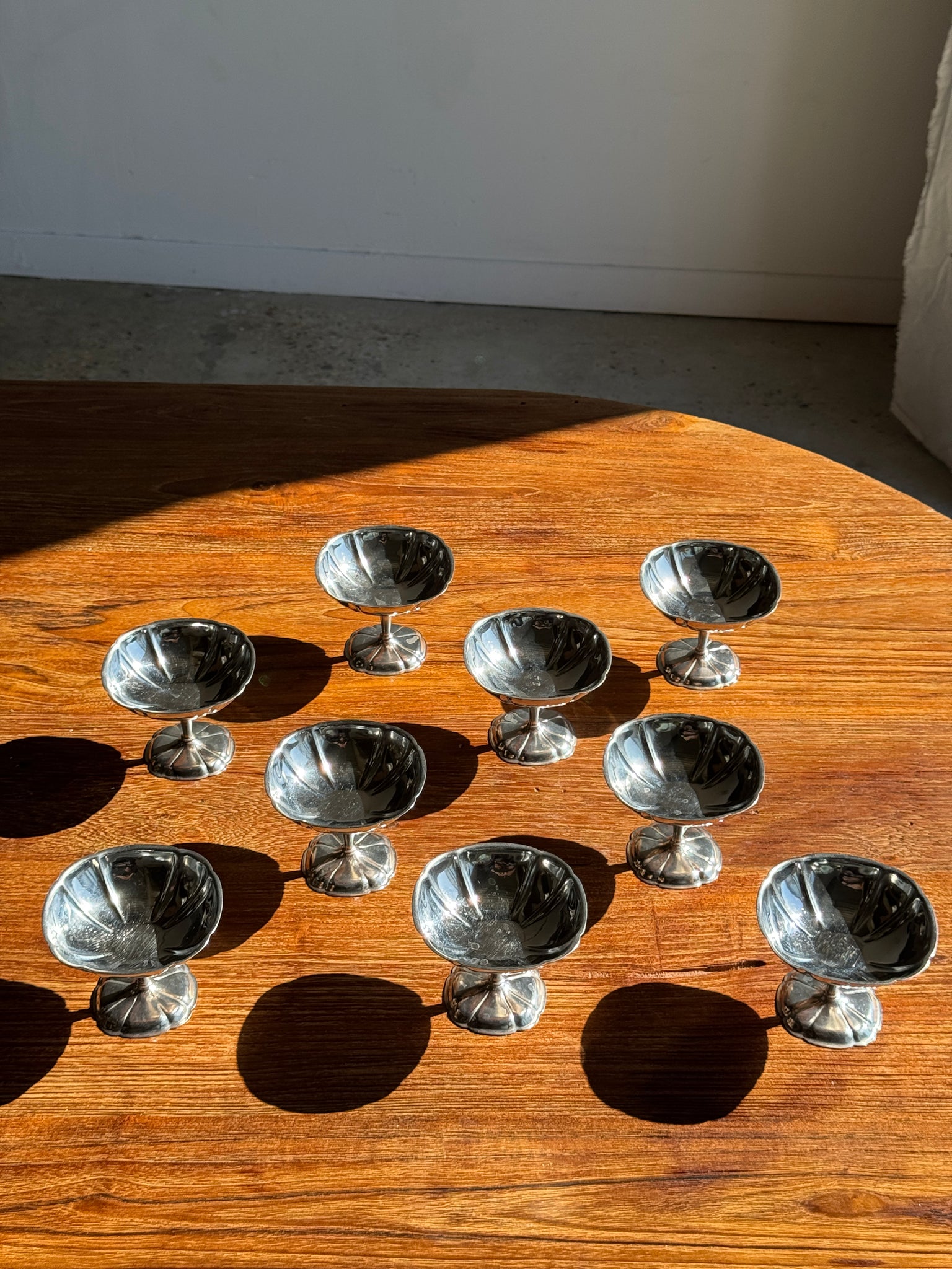 Lot de 9 coupes à glace en métal sur pied carrées