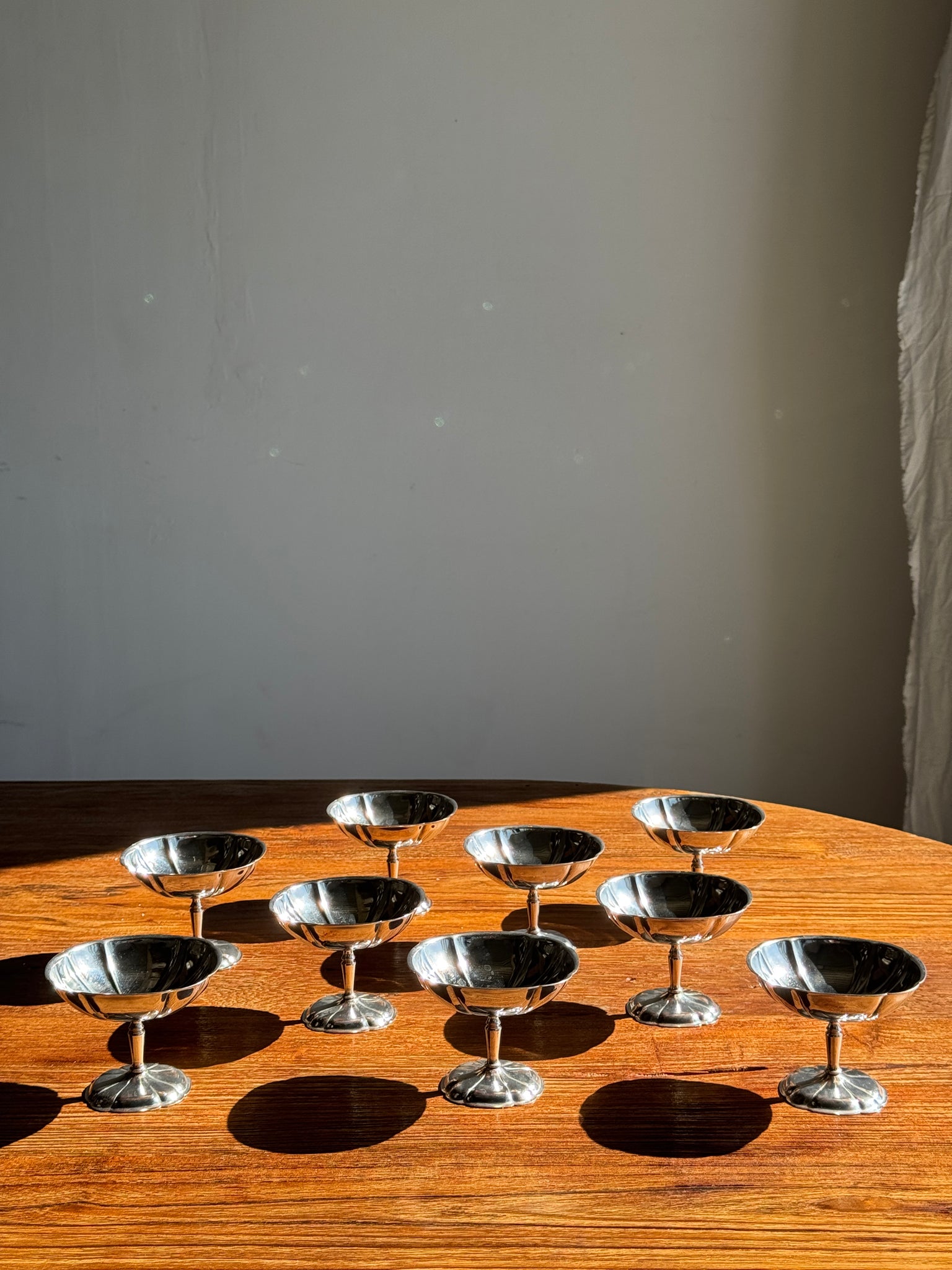 Lot de 9 coupes à glace en métal sur pied carrées