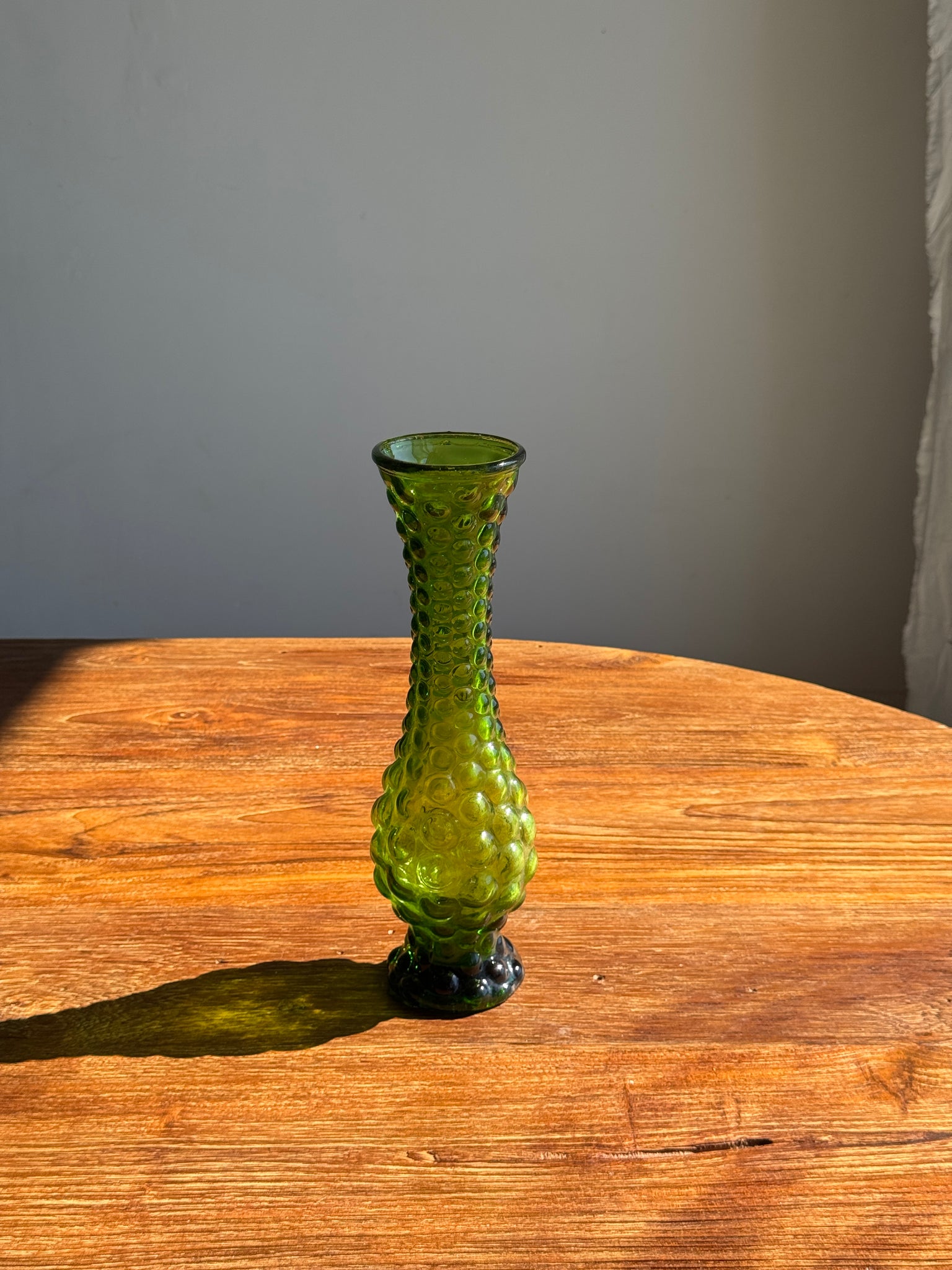 Vase en verre vert à motifs de pois en relief H30,5